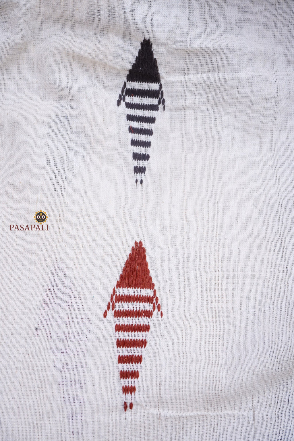 Aalraga GI certified Kotpad textile saree — hero full view showing off-white body and brown tribal weave, Pasapali