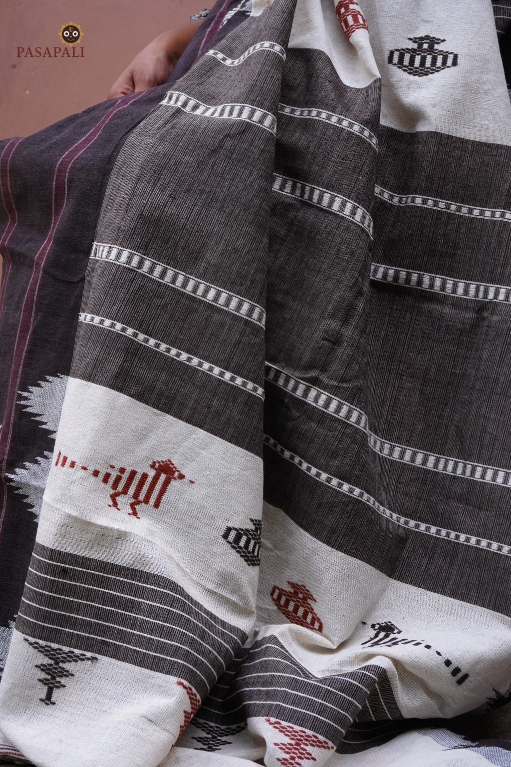 Aalraga Kotpad saree texture close-up — handspun off-white cotton with aal bark brown, Mirgan weavers Odisha