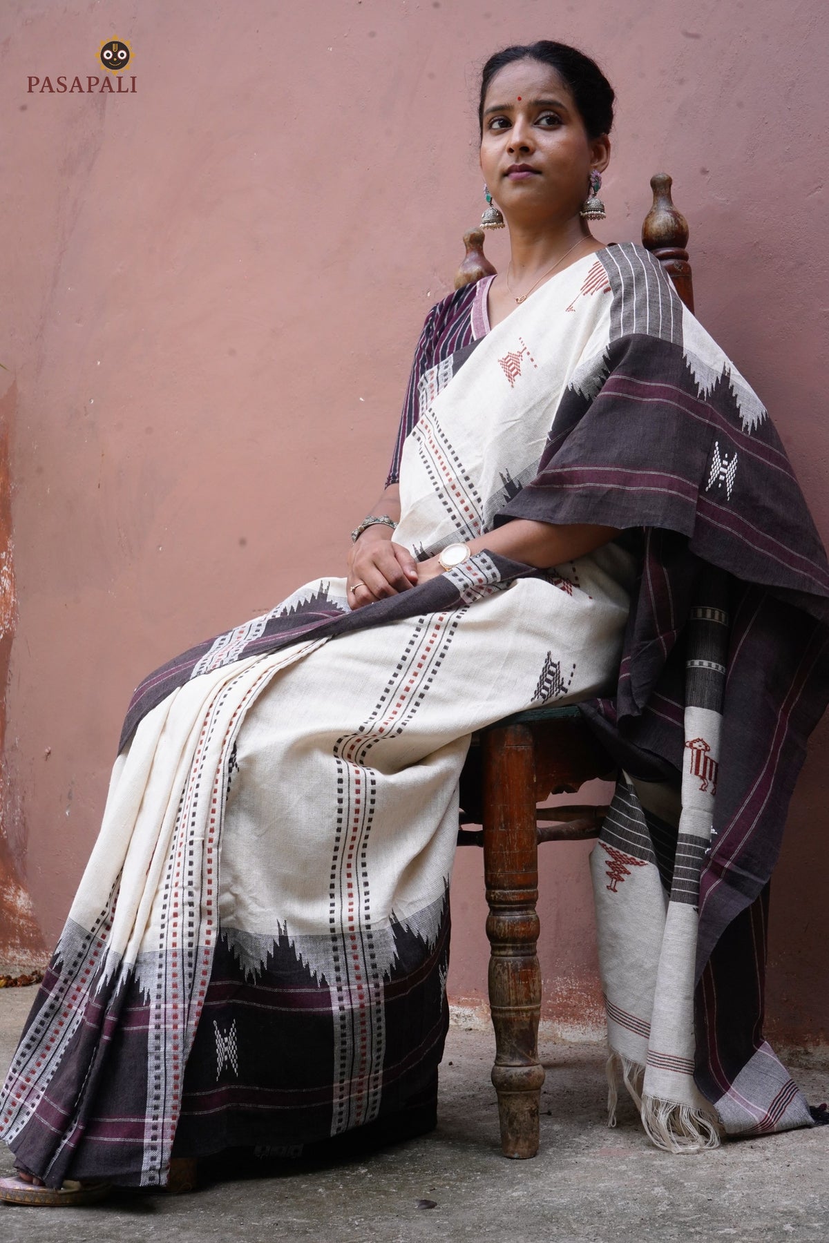 Aalraga Kotpad natural dye saree front drape — off-white handspun cotton with macha and pharsa motifs, Pasapali