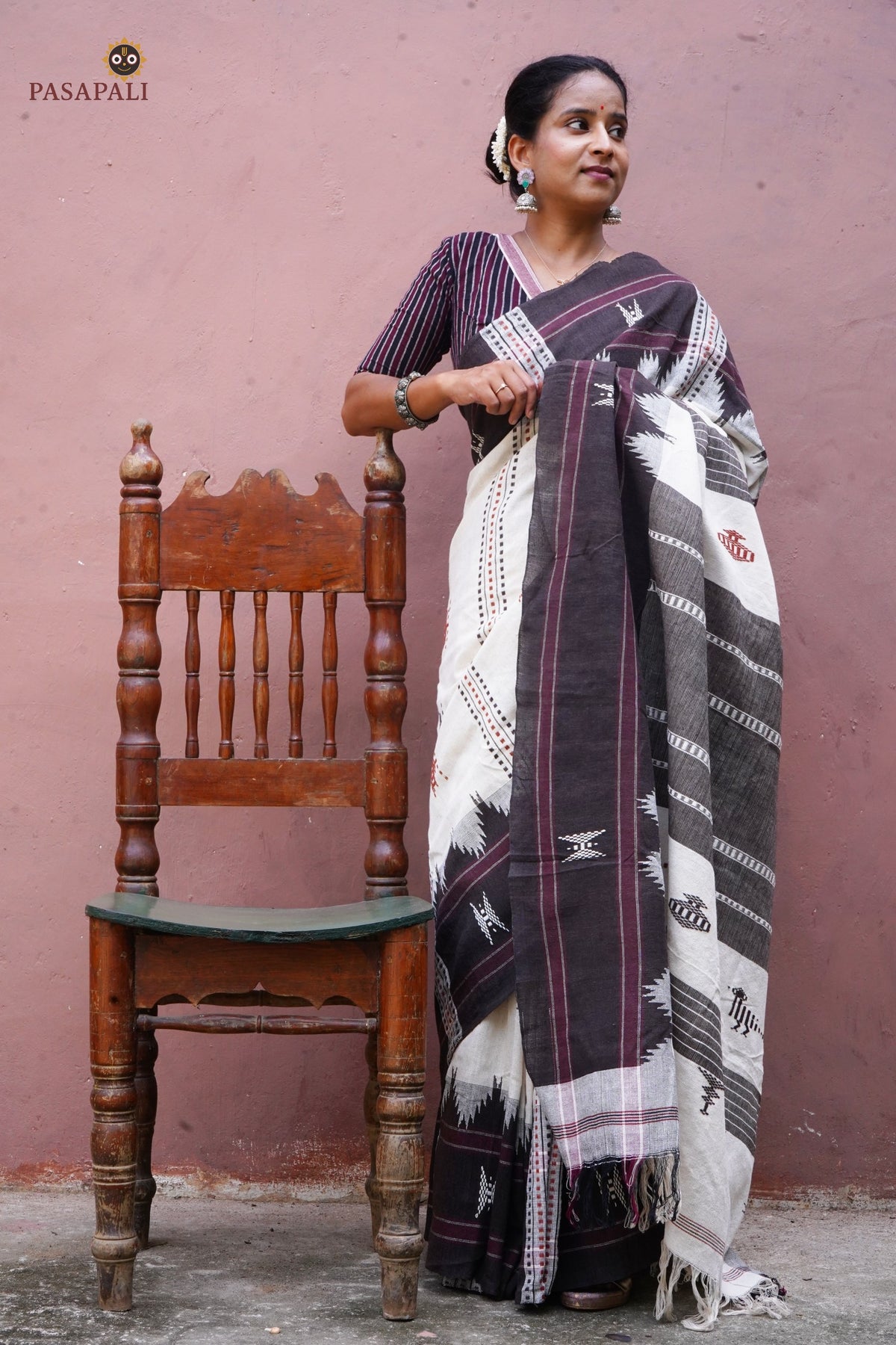Aalraga Kotpad saree kumbha border close-up — raised temple border, multi-shuttle interlocking, brown on off-white