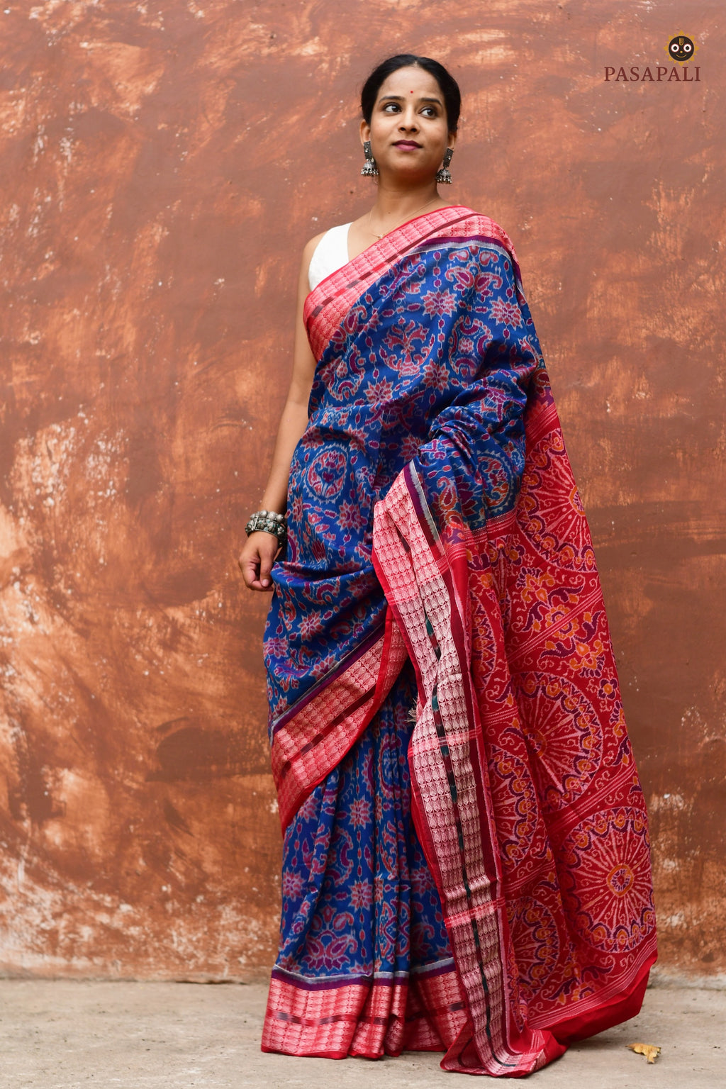 Mercerized cotton texture close-up of Akshaya — authentic Sambalpuri handloom saree with double ikat thread precision