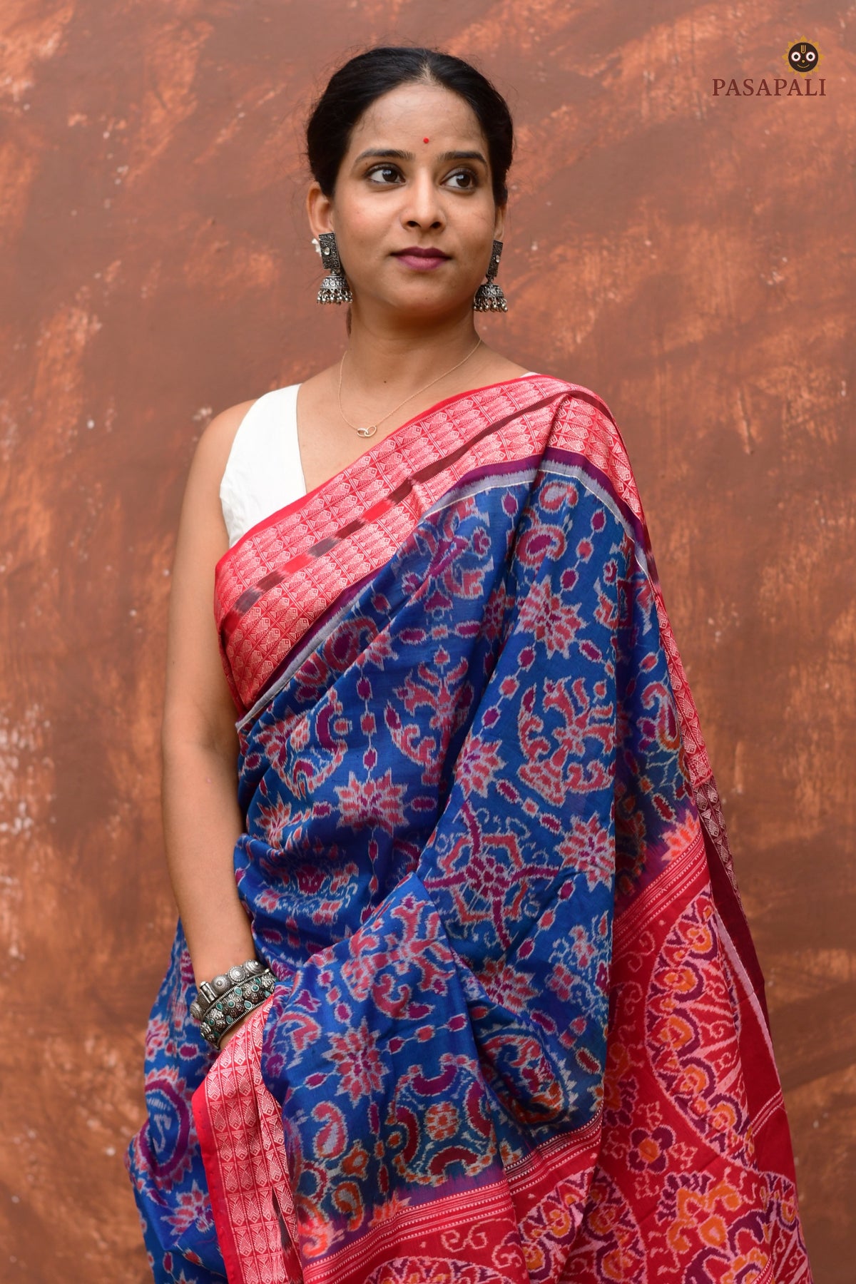 Akshaya Sambalpuri Bandha saree folded view — blue and red mercerized cotton handloom from Pasapali Odisha