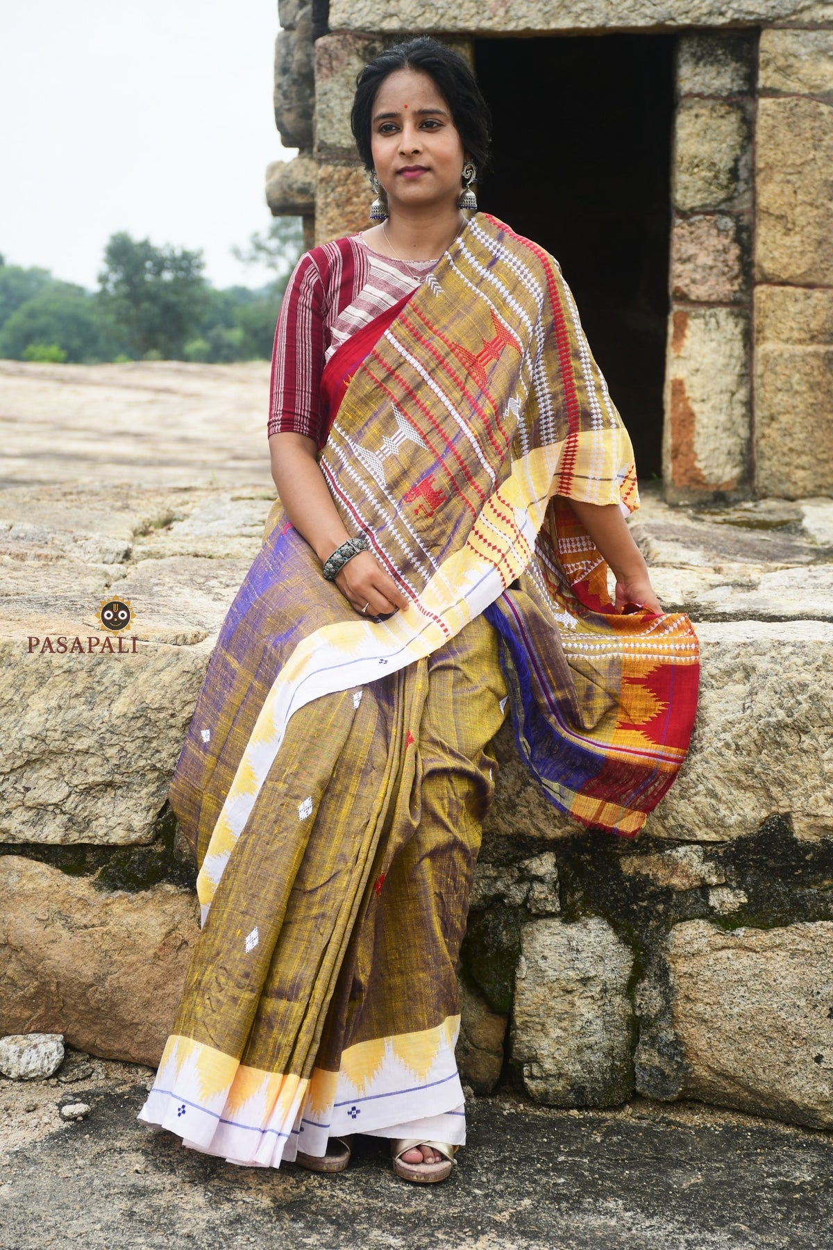 Kumbha border close-up on Amalaki Kotpad saree — raised temple motif via multi-shuttle interlocking, red on golden