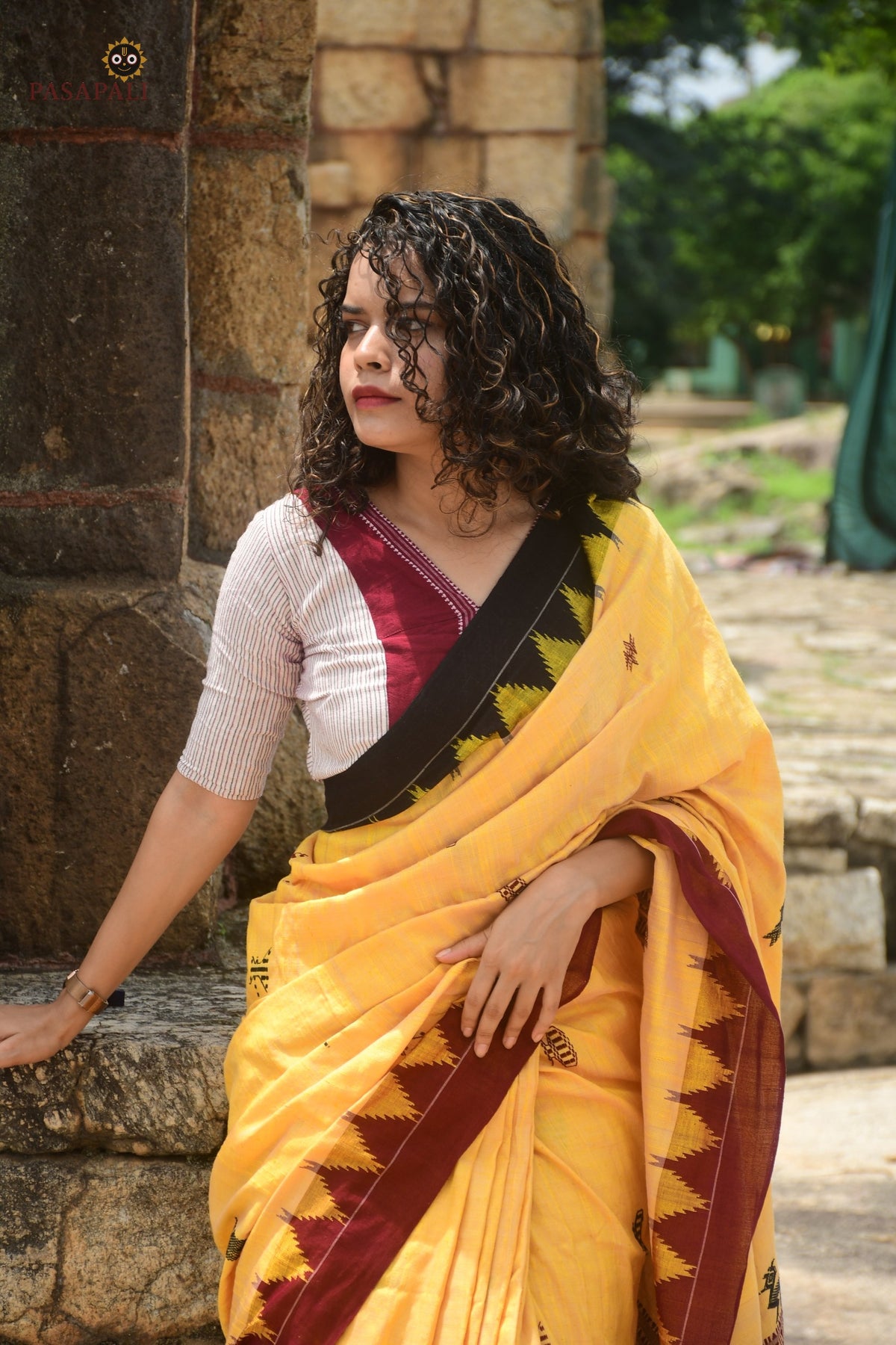 Arunima Kotpad saree kumbha border close-up — raised temple motif, extra-weft multi-shuttle interlocking, natural dye