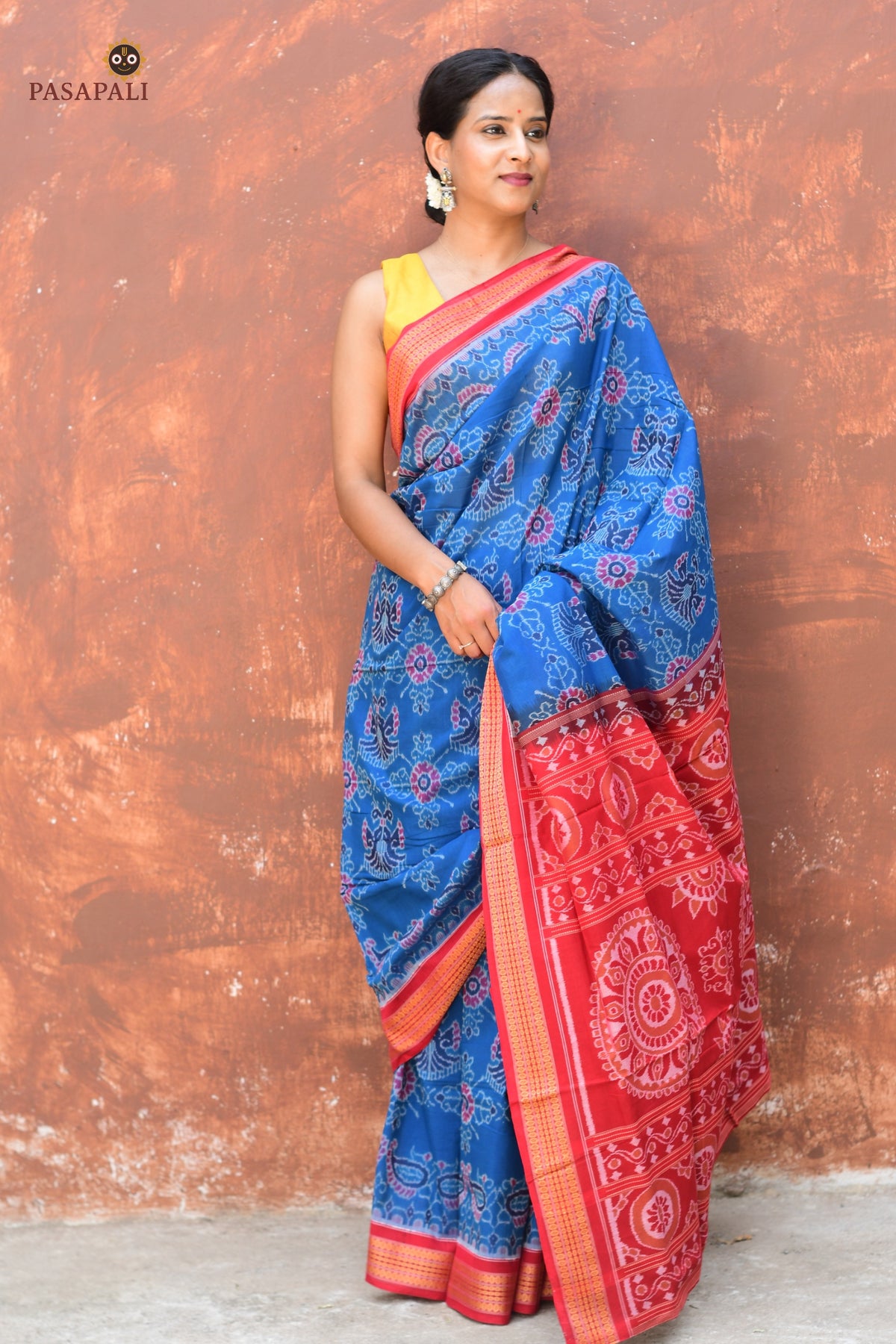 Close-up of Rudraksha border on Barshika Blue Sambalpuri Bandha cotton saree — Bhulia handloom by Pasapali Odisha