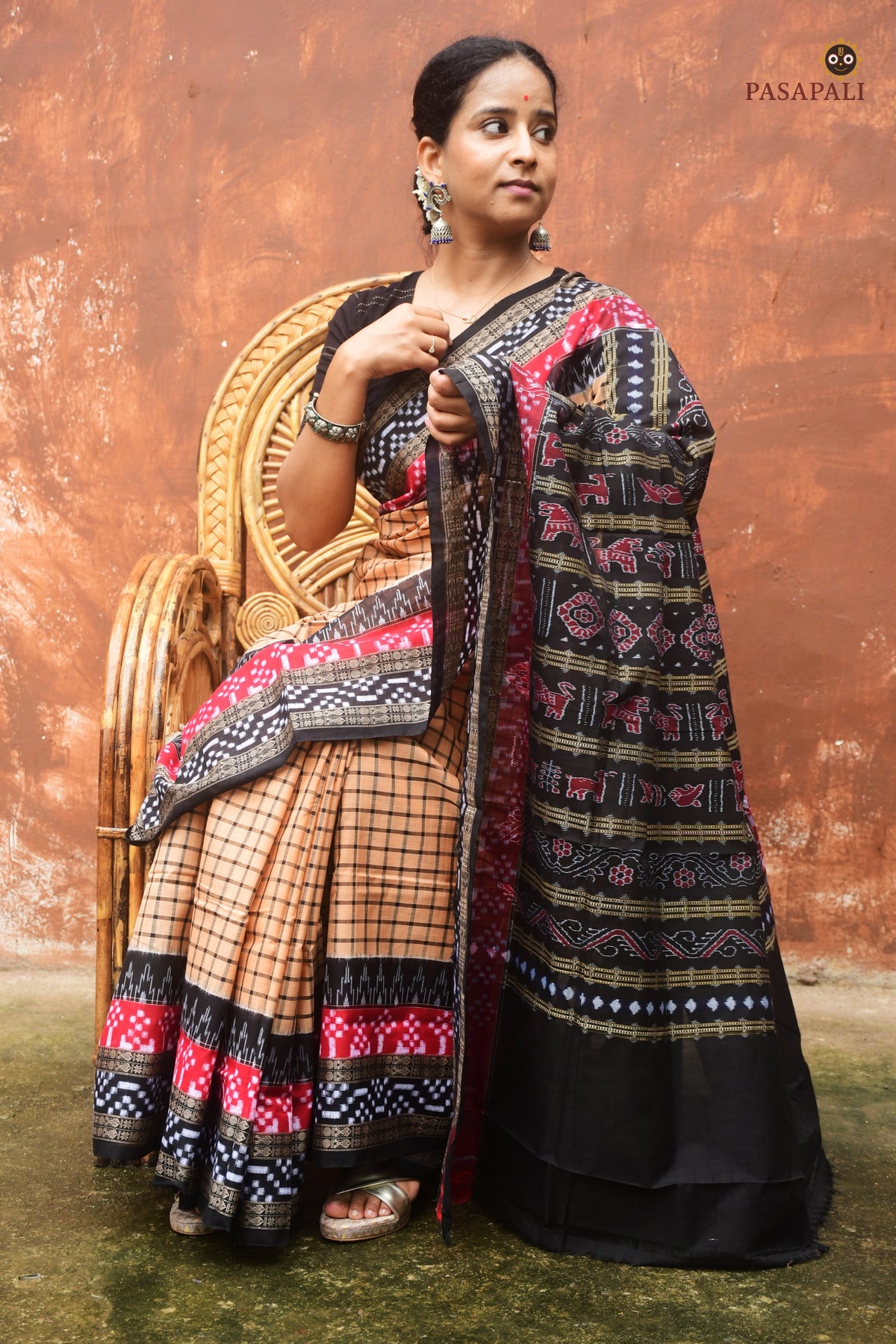 Basundhara pallu close-up — traditional flower motifs, bird and phula lata in Bandha double ikat on light brown mercerized cotton