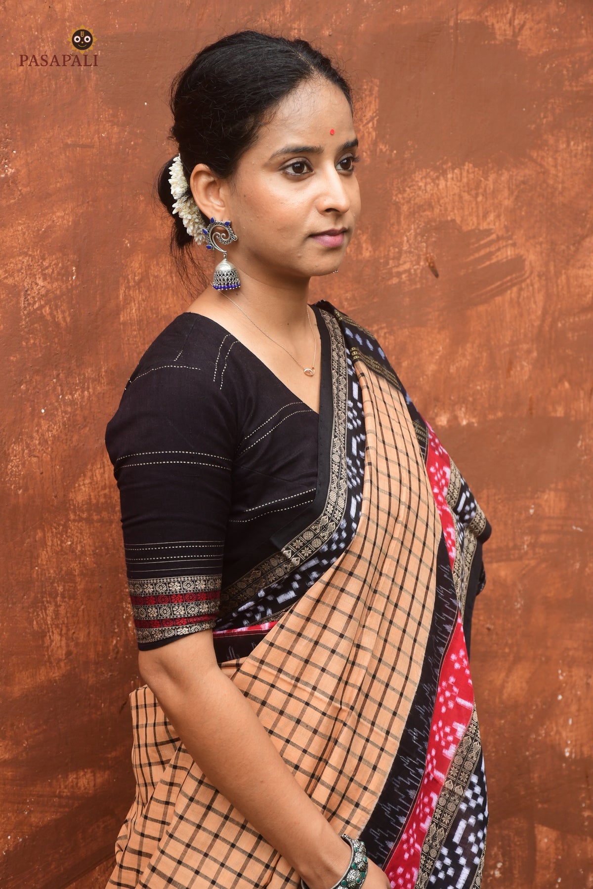 Body weave detail of Basundhara Sambalpuri Bandha saree — check pattern in light brown and black mercerized cotton by Bhulia weavers