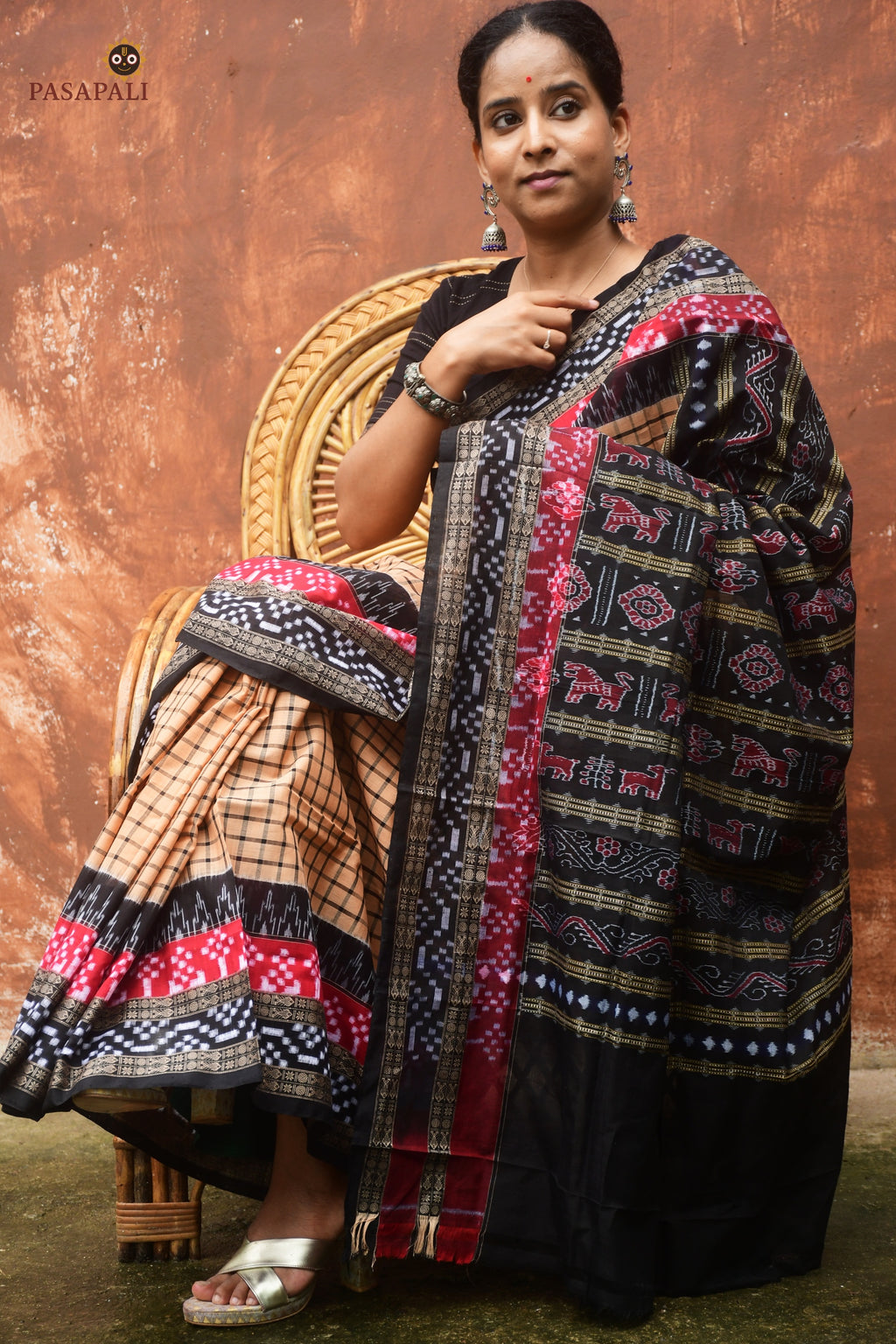 Mercerized cotton texture detail of Basundhara — Sambalpuri handloom weave showing thread count and surface sheen, Pasapali