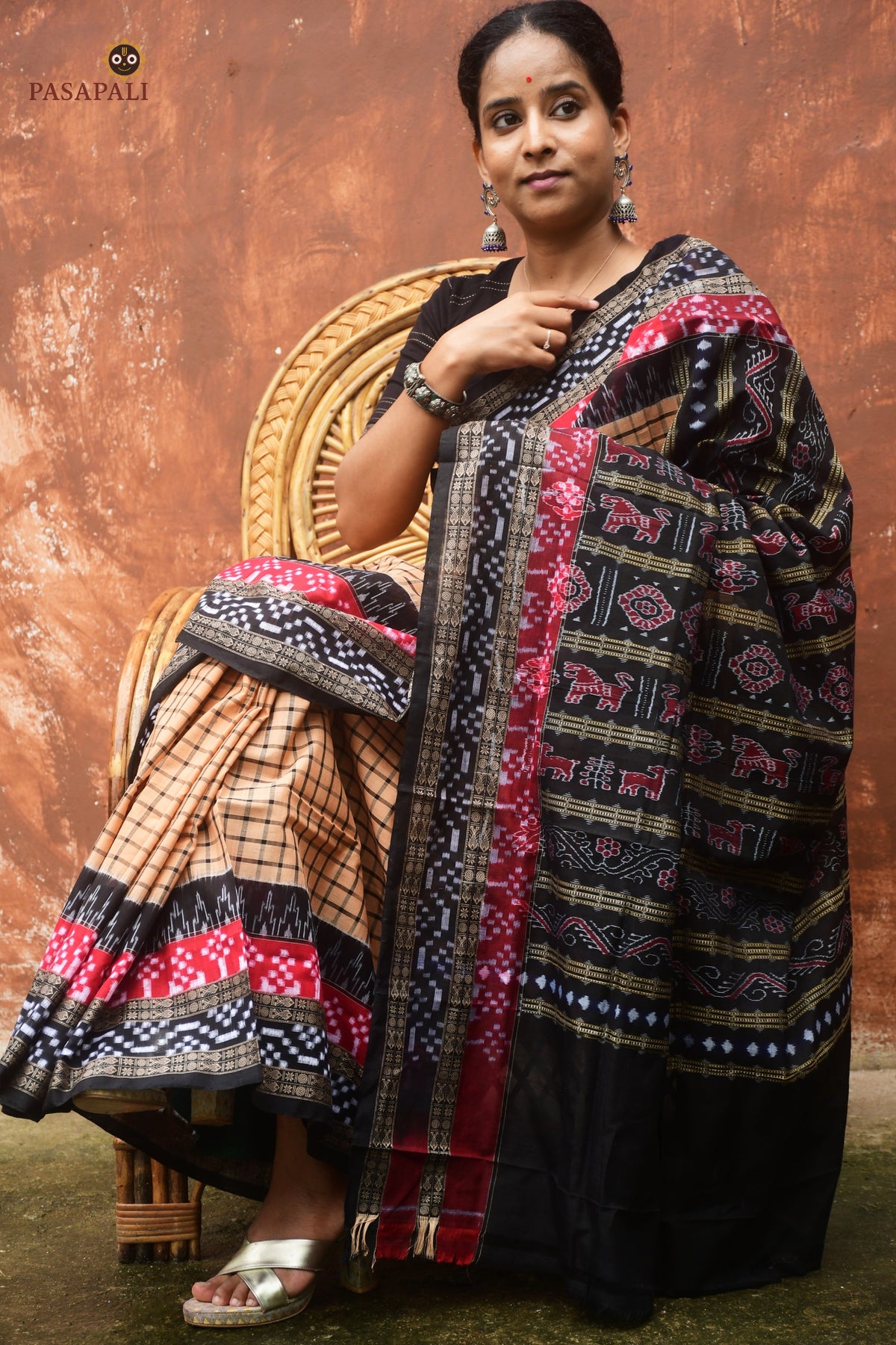 Mercerized cotton texture detail of Basundhara — Sambalpuri handloom weave showing thread count and surface sheen, Pasapali