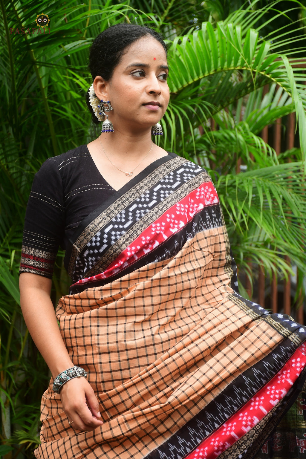 Basundhara Sambalpuri cotton saree folded flat — light brown with black border, GI certified Sambalpuri handloom by Pasapali