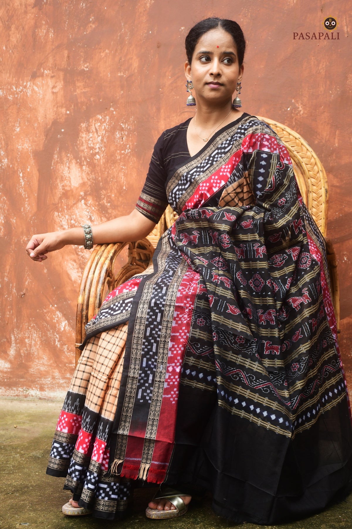 Motif detail on Basundhara pallu — bird and phula lata rendered in Bandhakala double ikat technique by Bhulia weavers, Odisha