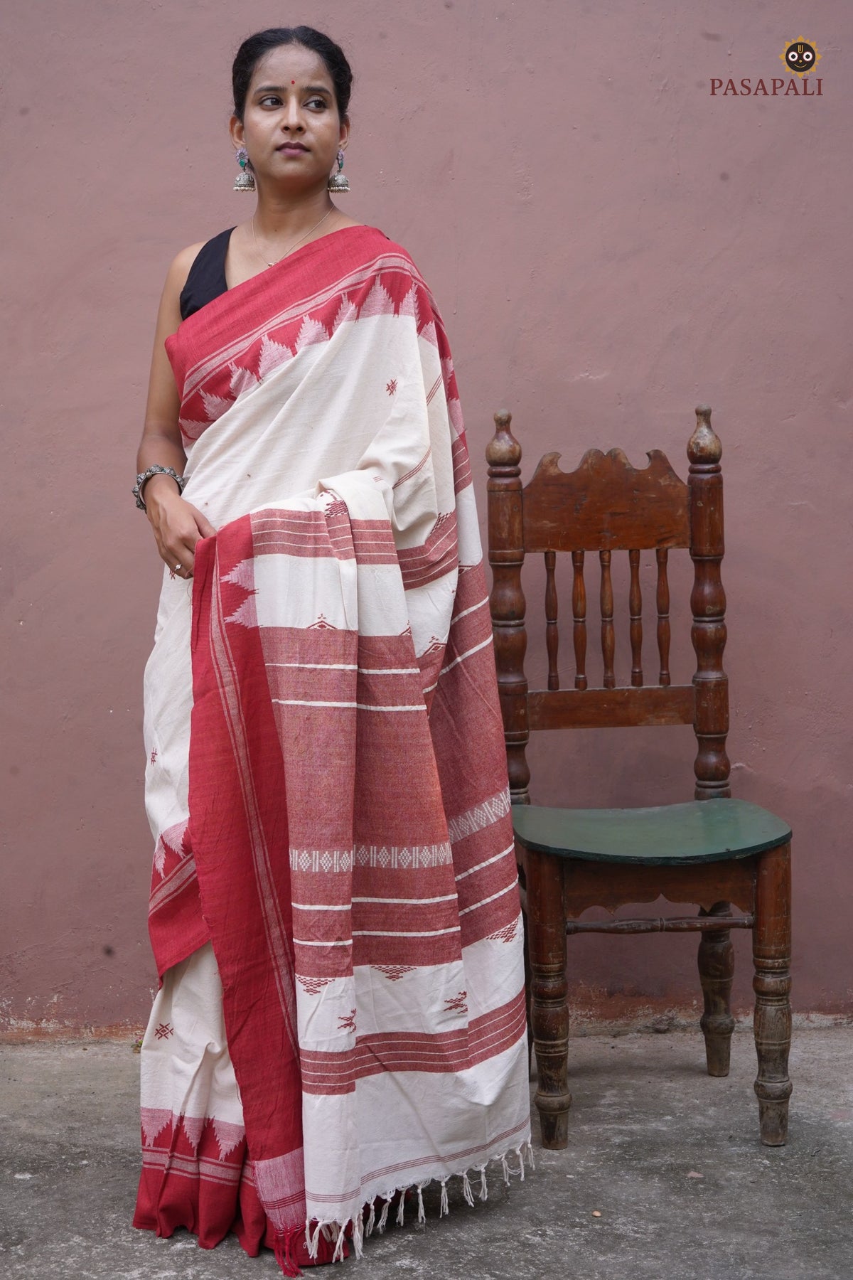 Flat lay of Bhoomi Kotpad saree — full spread showing off-white body, red kumbha border and pallu motifs, Pasapali