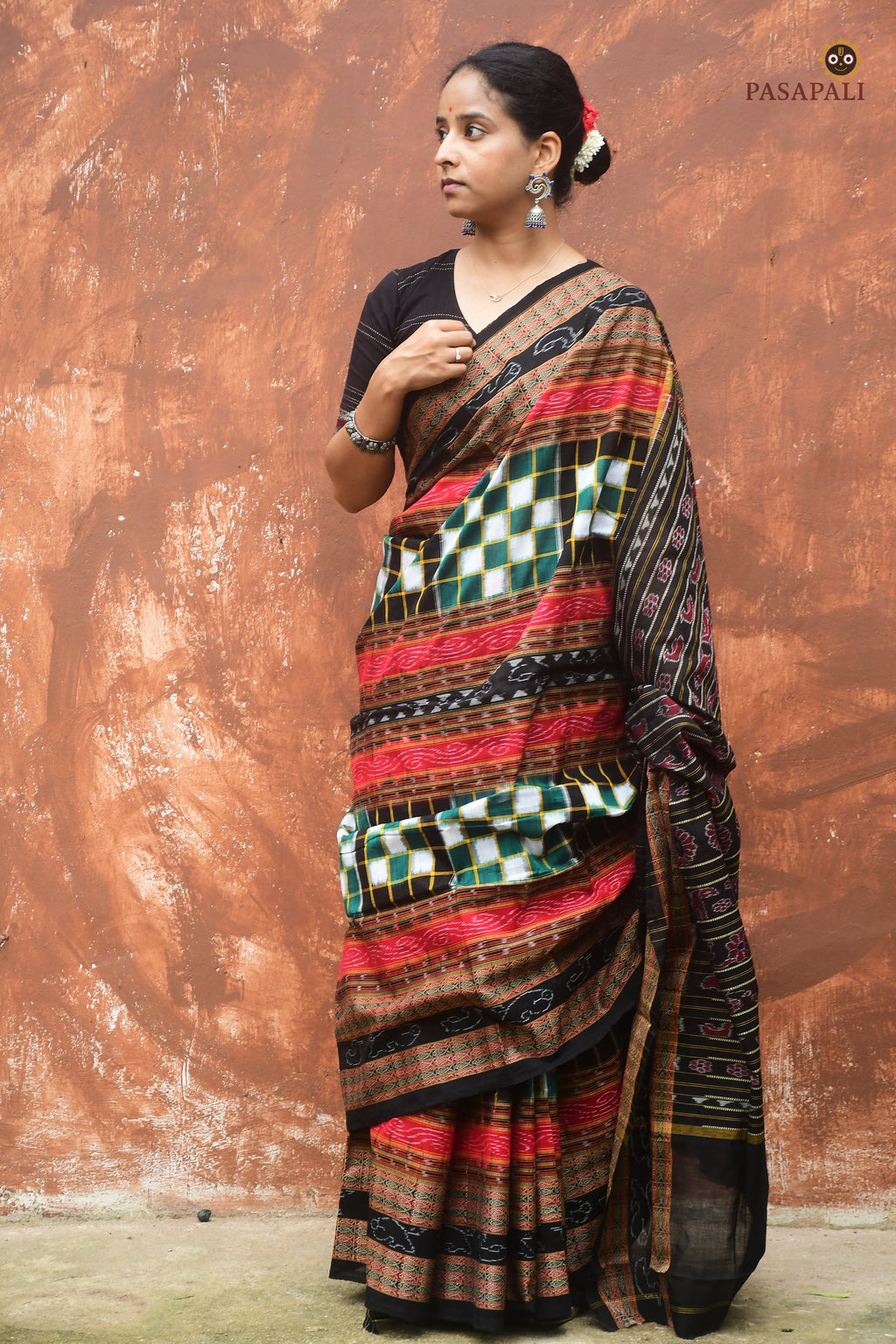 Mercerized cotton texture close-up — Bichitrapuri green Sambalpuri Bandha ikat saree | Pasapali