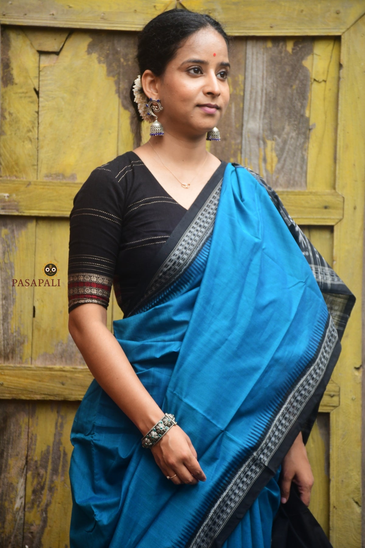 Bimala Sambalpuri Bandha saree front drape — blue mercerized cotton with black ikat kathiphera border, Pasapali