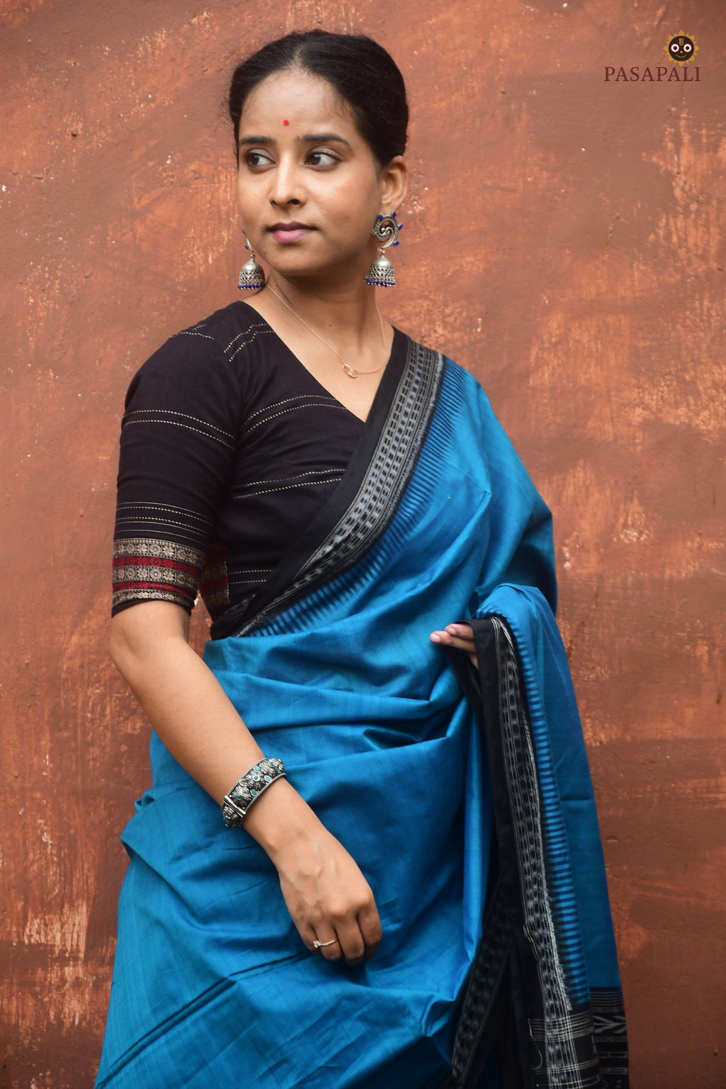 Ikat kathiphera border close-up on Bimala blue Sambalpuri cotton saree — Bandha weave, Bhulia weavers, Pasapali