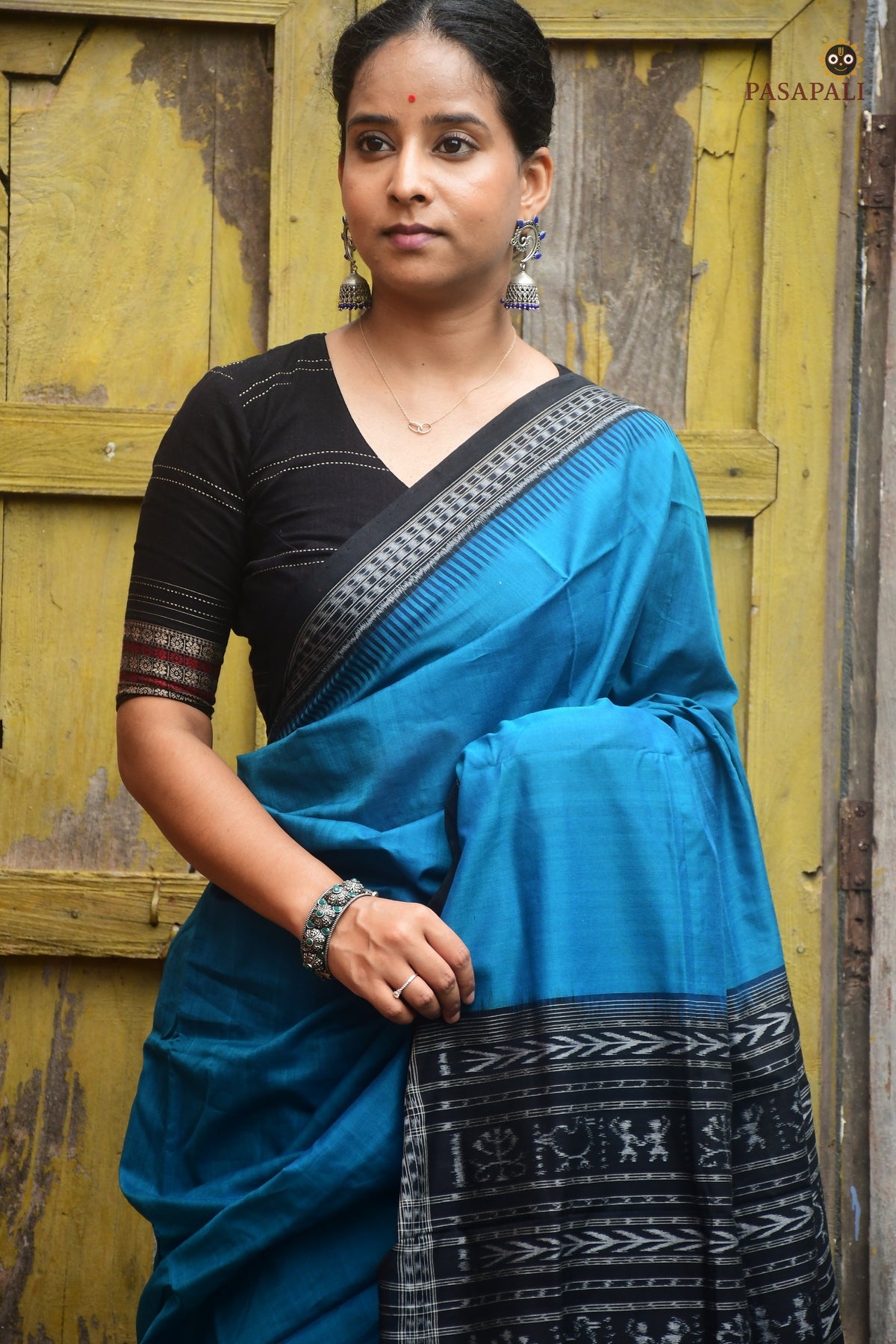 Bimala Sambalpuri cotton saree folded detail — blue and black GI certified handloom, Pasapali Odisha