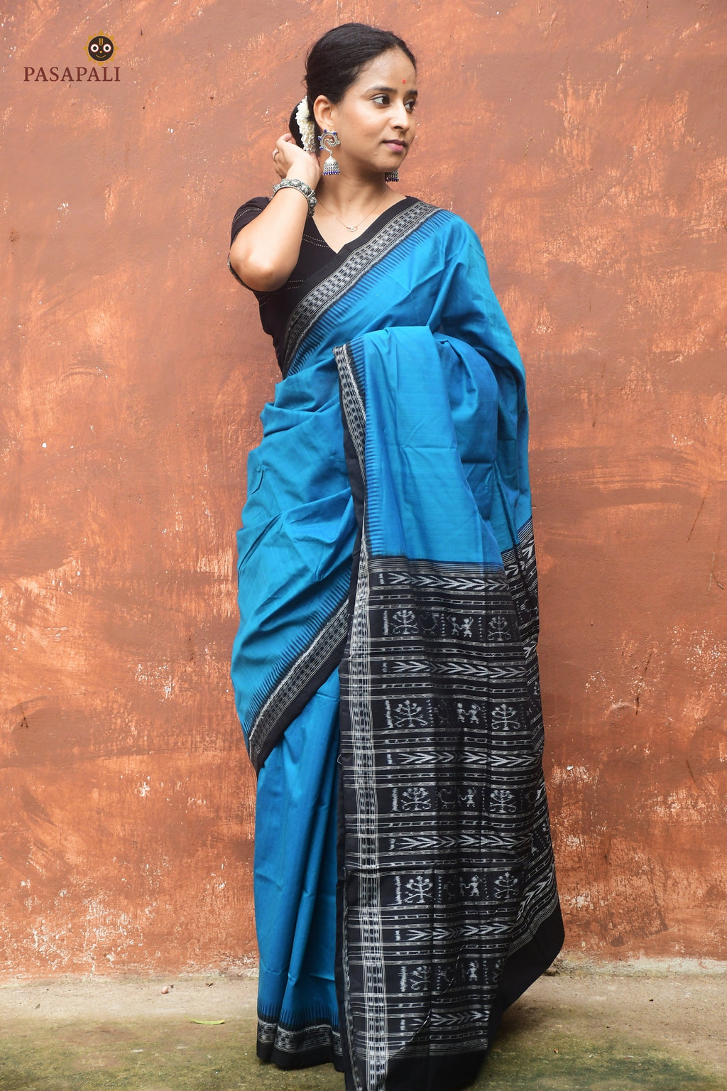 Duck and tribal figure motif detail on Bimala pallu — Sambalpuri Bandha double ikat, Bhulia weavers Odisha