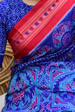 Load image into Gallery viewer, Charulata Sambalpuri Bandha saree by Pasapali — Jhoti pallu detail in red, double ikat Bandhakala weave.
