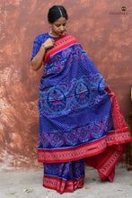 Load image into Gallery viewer, Rudraksha border close-up on Charulata Blue Sambalpuri Bandha handloom saree by Pasapali — red contrast edge.
