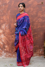 Load image into Gallery viewer, Charulata Sambalpuri Bandha saree by Pasapali — pallu close-up showing Jhoti motif in red double ikat.
