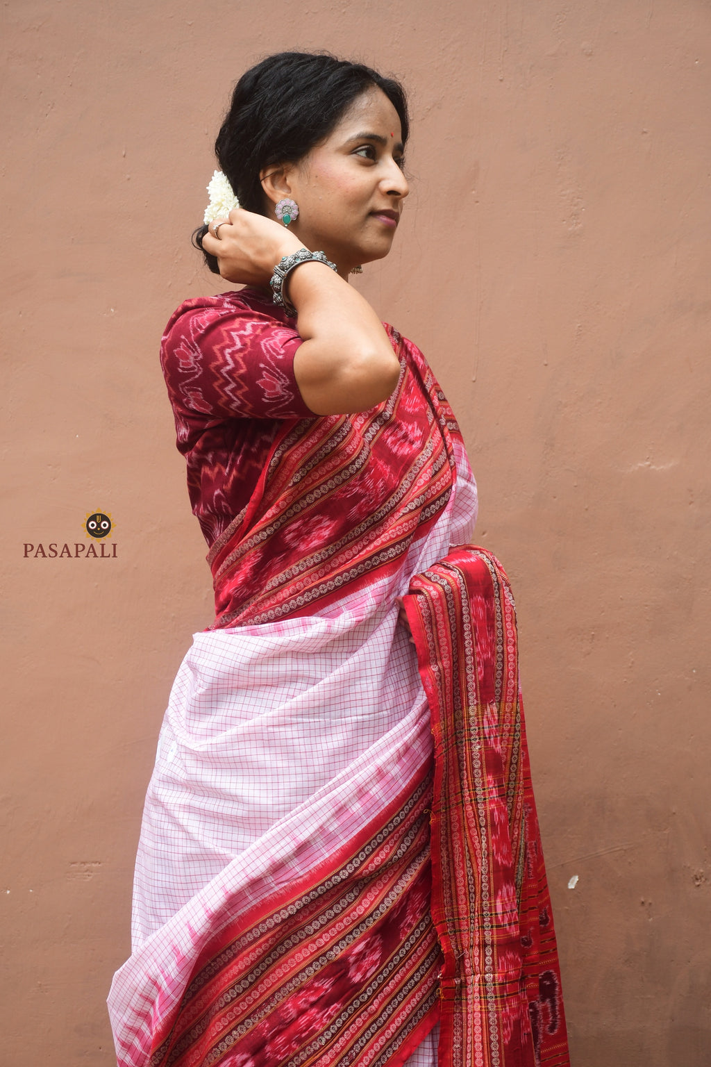 Charushila Sambalpuri cotton saree hero shot — white ground, red accents, Sachipar pattern, Pasapali handloom