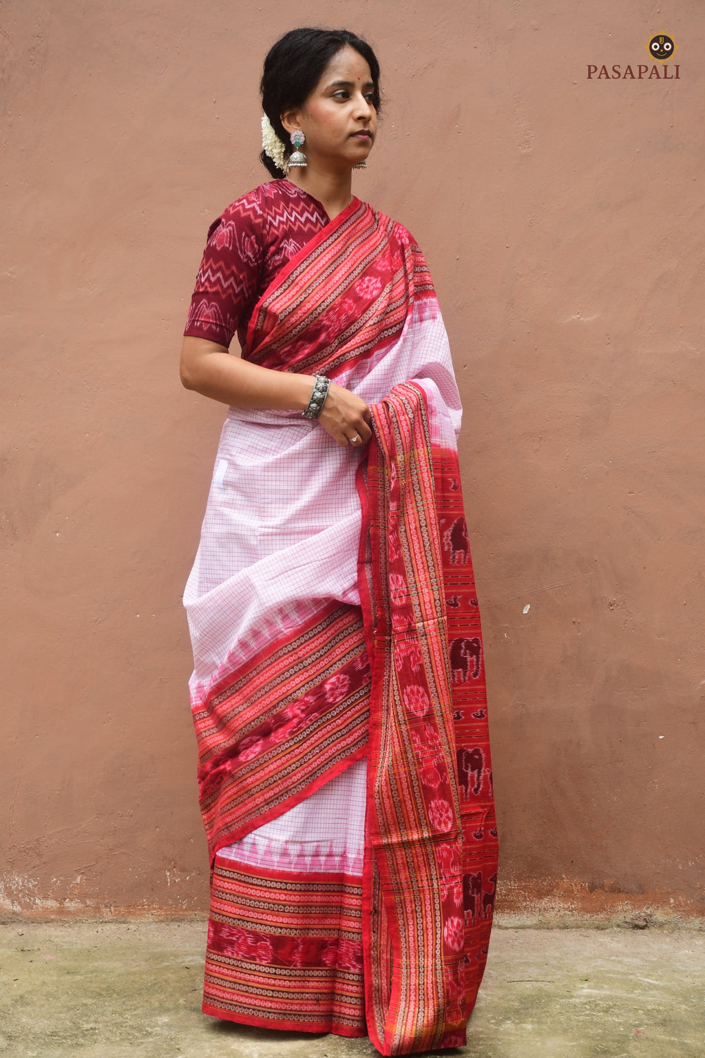 Red dasphulia border detail on Charushila — Sambalpuri ikat saree Odisha, Bhulia weavers, Pasapali collection