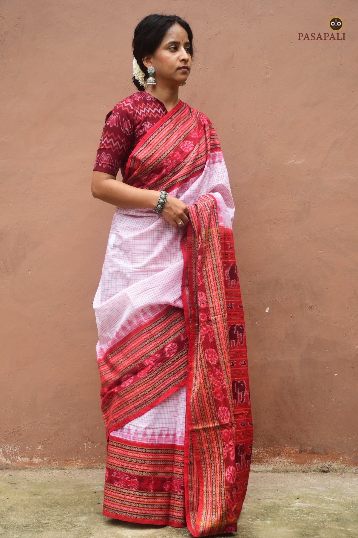 Red dasphulia border detail on Charushila — Sambalpuri ikat saree Odisha, Bhulia weavers, Pasapali collection