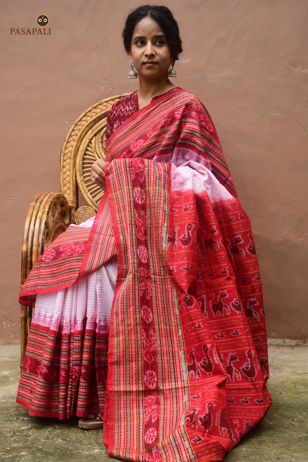 Charushila pallu close-up — fish and flower Bandha ikat motifs, white Sambalpuri cotton saree, Pasapali
