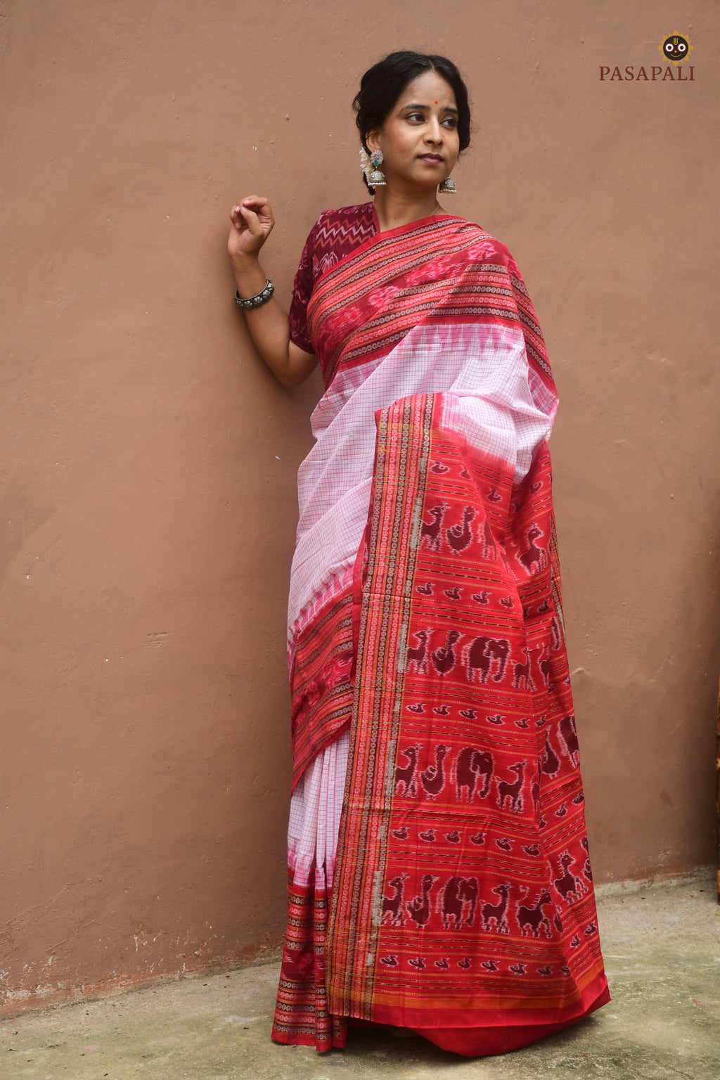 Mercerized cotton texture close-up — Charushila Sambalpuri Handloom saree, thread count 120x120, Pasapali Odisha