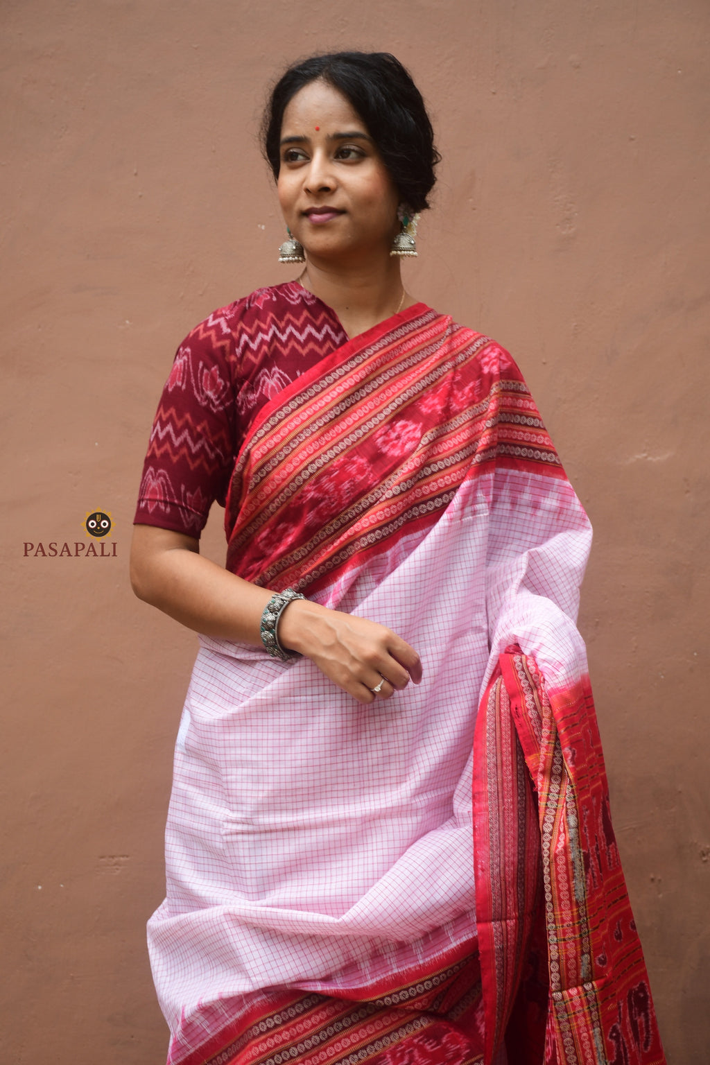 Charushila folded saree — white and red Sachipar Sambalpuri cotton saree showing dasphulia border and pallu, Pasapali