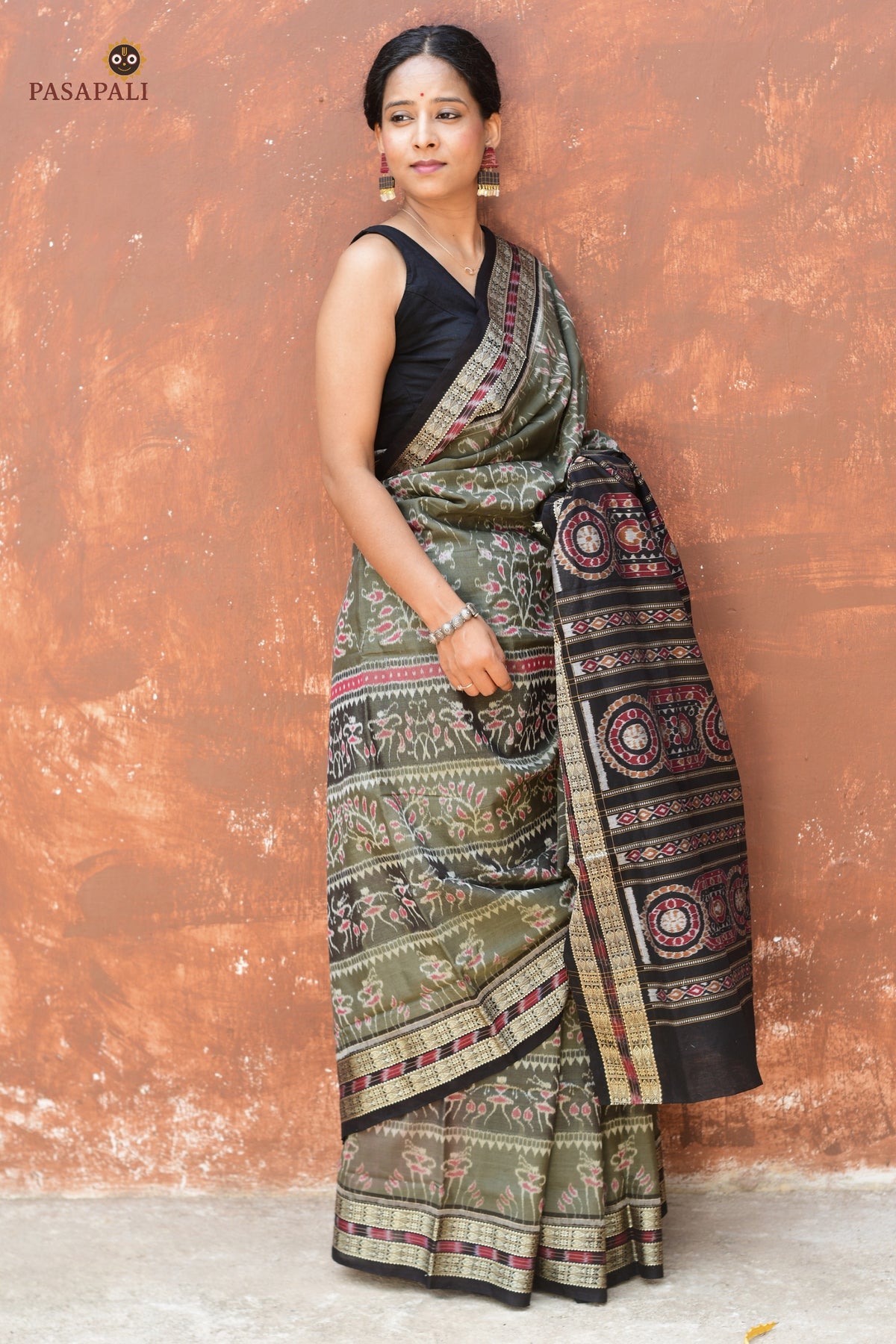 Flat lay of Chitrangada grey Sambalpuri Bandha mercerized cotton saree — fish border, tribal body, phula chakra pallu, Pasapali