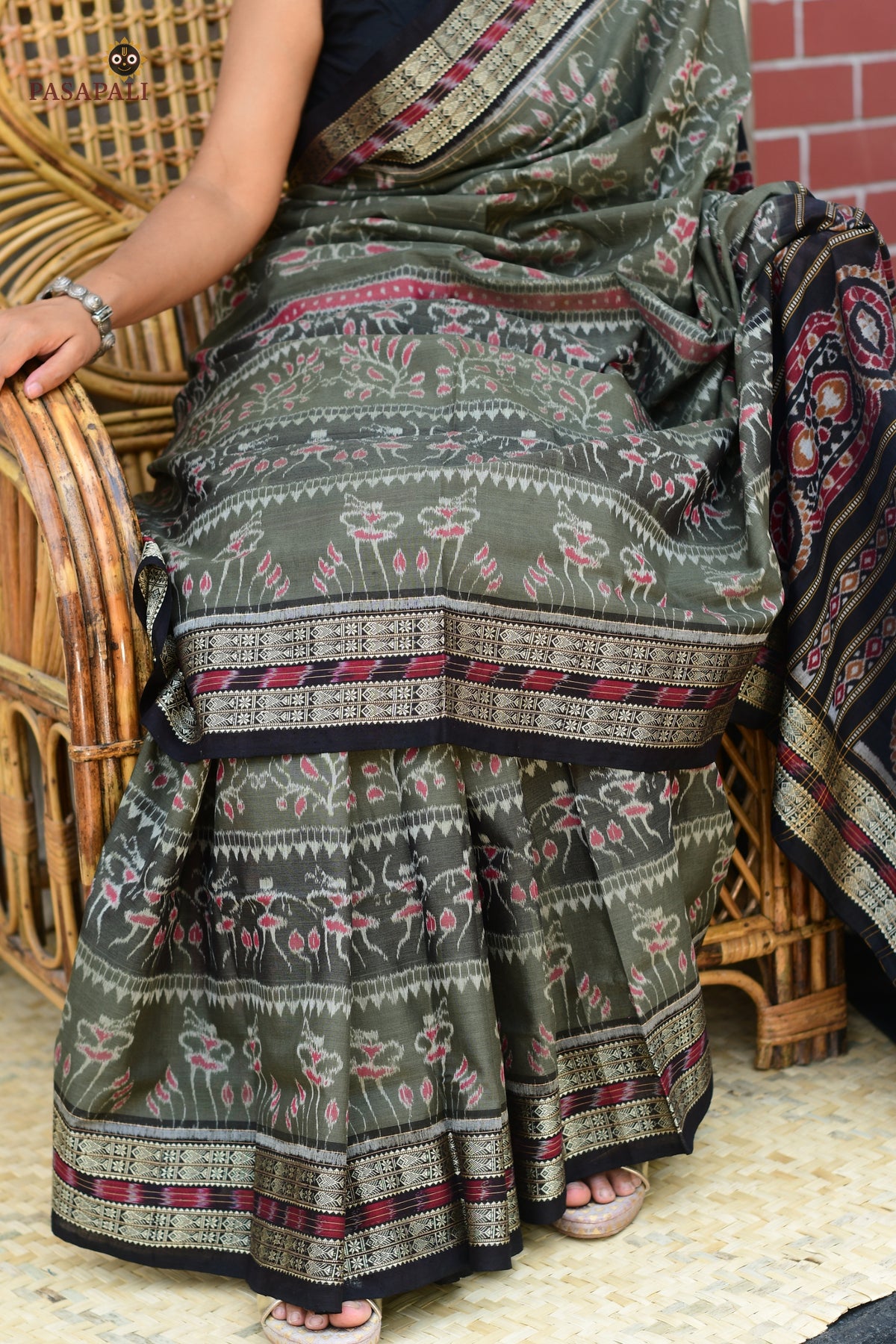 Chitrangada GI certified Sambalpuri Handloom mercerized cotton saree in grey — Bandha double ikat full view, Pasapali