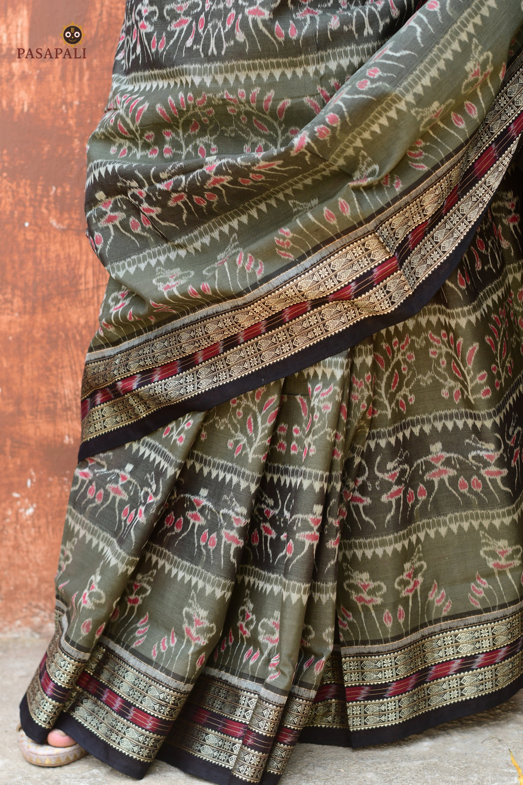 Chitrangada grey Sambalpuri cotton saree drape front detail — Bandhakala technique, black border, Pasapali handloom