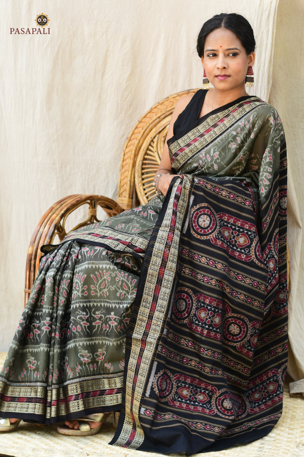 Close-up of fish motif border on Chitrangada grey Sambalpuri Bandha cotton saree, woven by Bhulia weavers, Pasapali