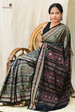 Load image into Gallery viewer, Close-up of fish motif border on Chitrangada grey Sambalpuri Bandha cotton saree, woven by Bhulia weavers, Pasapali
