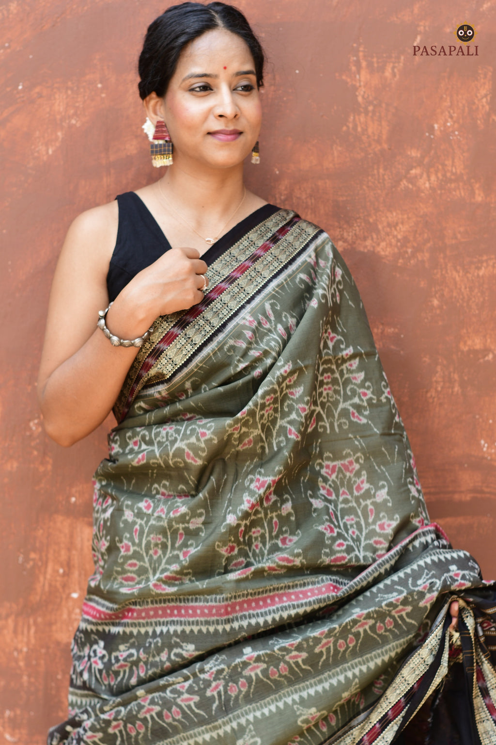 Phula chakra pallu detail on Chitrangada grey Sambalpuri Handloom mercerized cotton saree — Bandha ikat, Pasapali