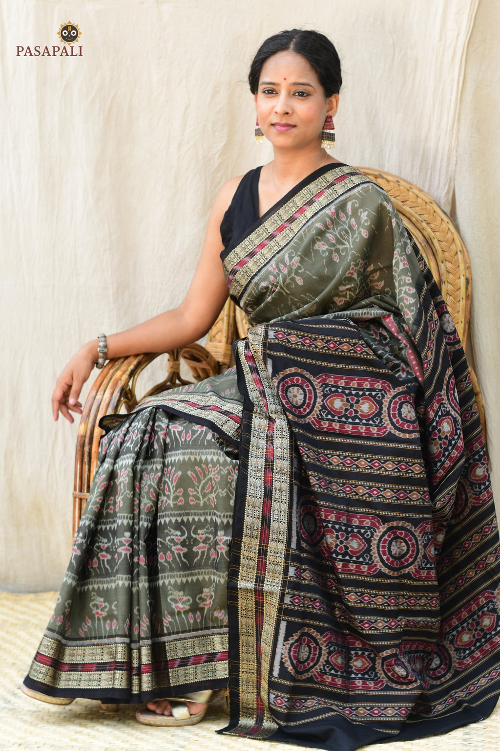 Tribal motif body weave detail on Chitrangada grey Sambalpuri Bandha saree — double ikat resist-dyed threads, Pasapali