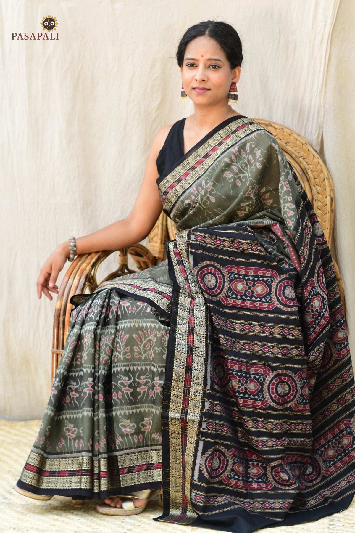 Tribal motif body weave detail on Chitrangada grey Sambalpuri Bandha saree — double ikat resist-dyed threads, Pasapali