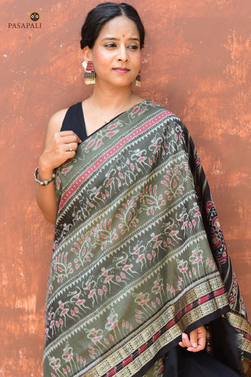 Mercerized cotton texture close-up of Chitrangada grey Sambalpuri Handloom Bandha saree, warp 120 weft 120, Pasapali
