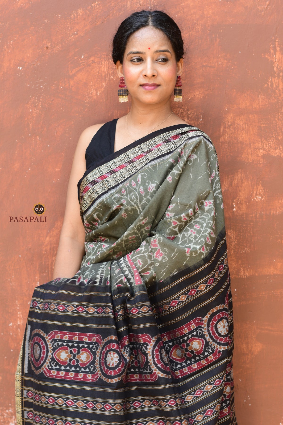 Chitrangada grey and black Sambalpuri Bandha cotton saree folded view showing fish border and phula chakra pallu, Pasapali