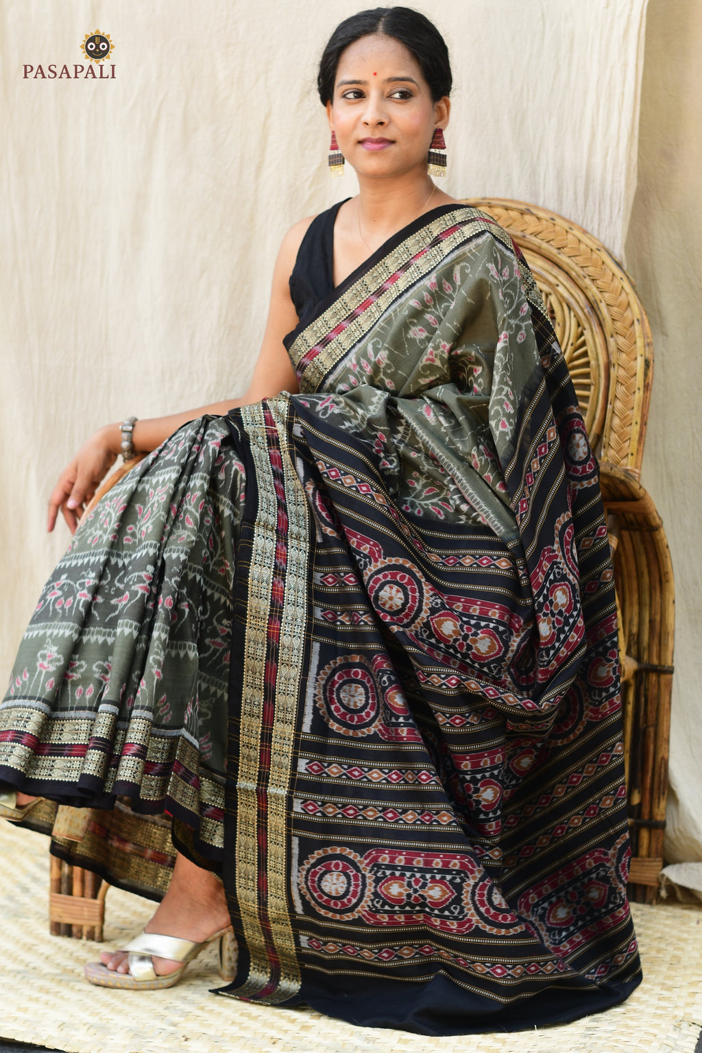 Double ikat Bandha motif detail on Chitrangada grey Sambalpuri Handloom saree — tribal patterns aligned on warp and weft, Pasapali