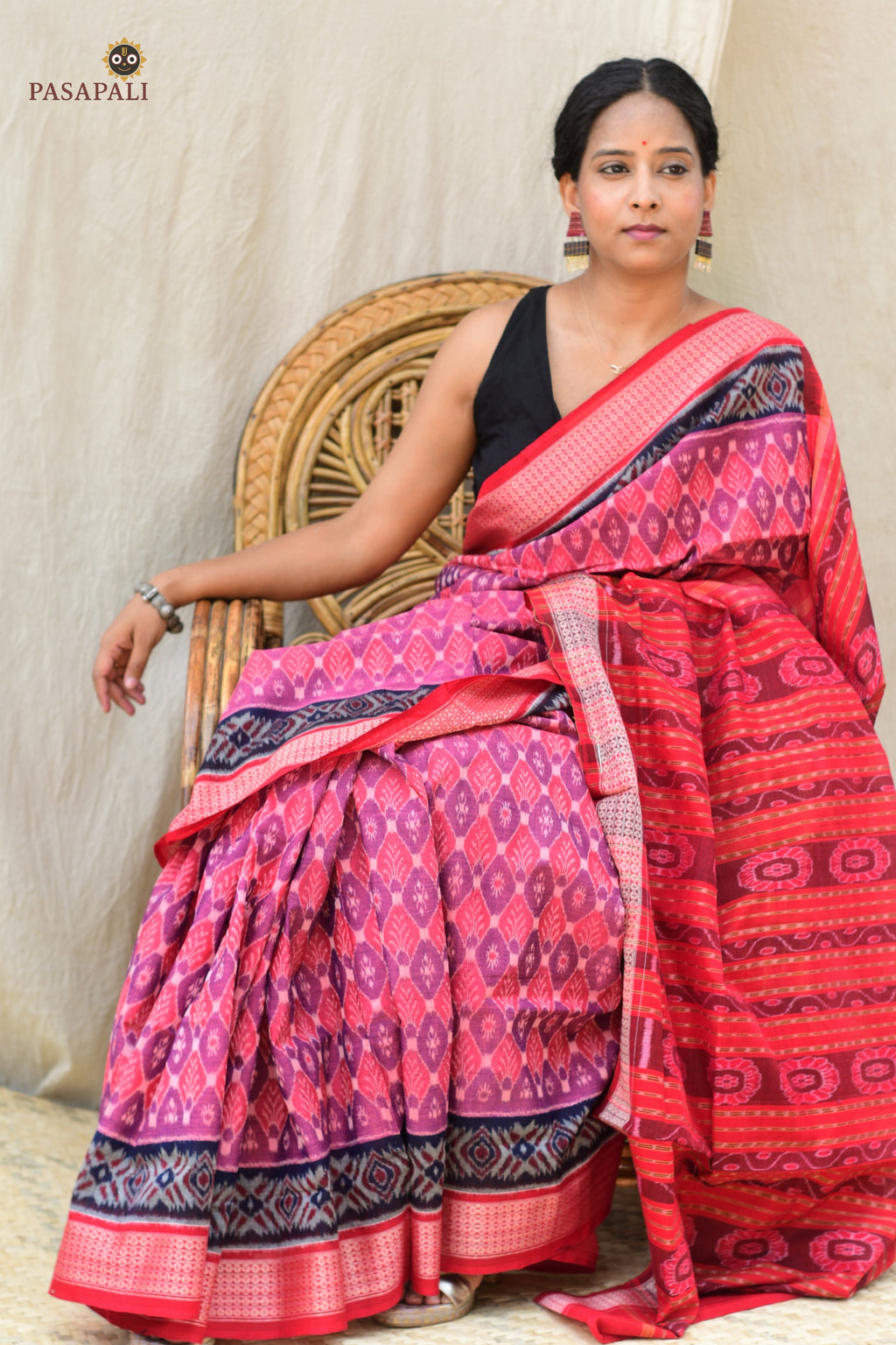 Close-up of Rudraksha motif border on Damayanti pink Sambalpuri Bandha saree by Pasapali in blue and red
