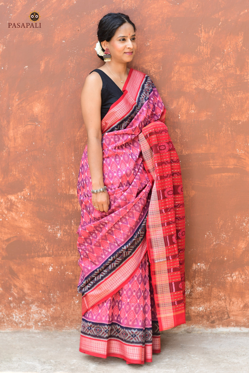 Body weave detail of Damayanti showing phula buta and diamond butas on Sambalpuri Bandha cotton saree, Pasapali