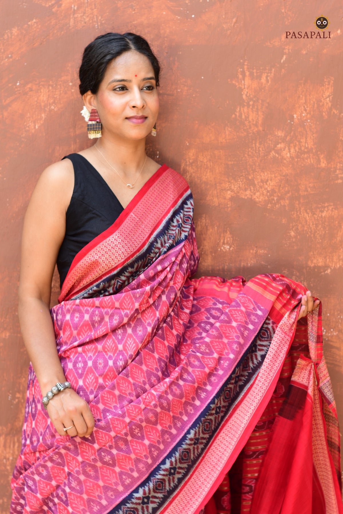 Mercerized cotton texture close-up of Damayanti Sambalpuri handloom saree — 120x120 thread count, Pasapali