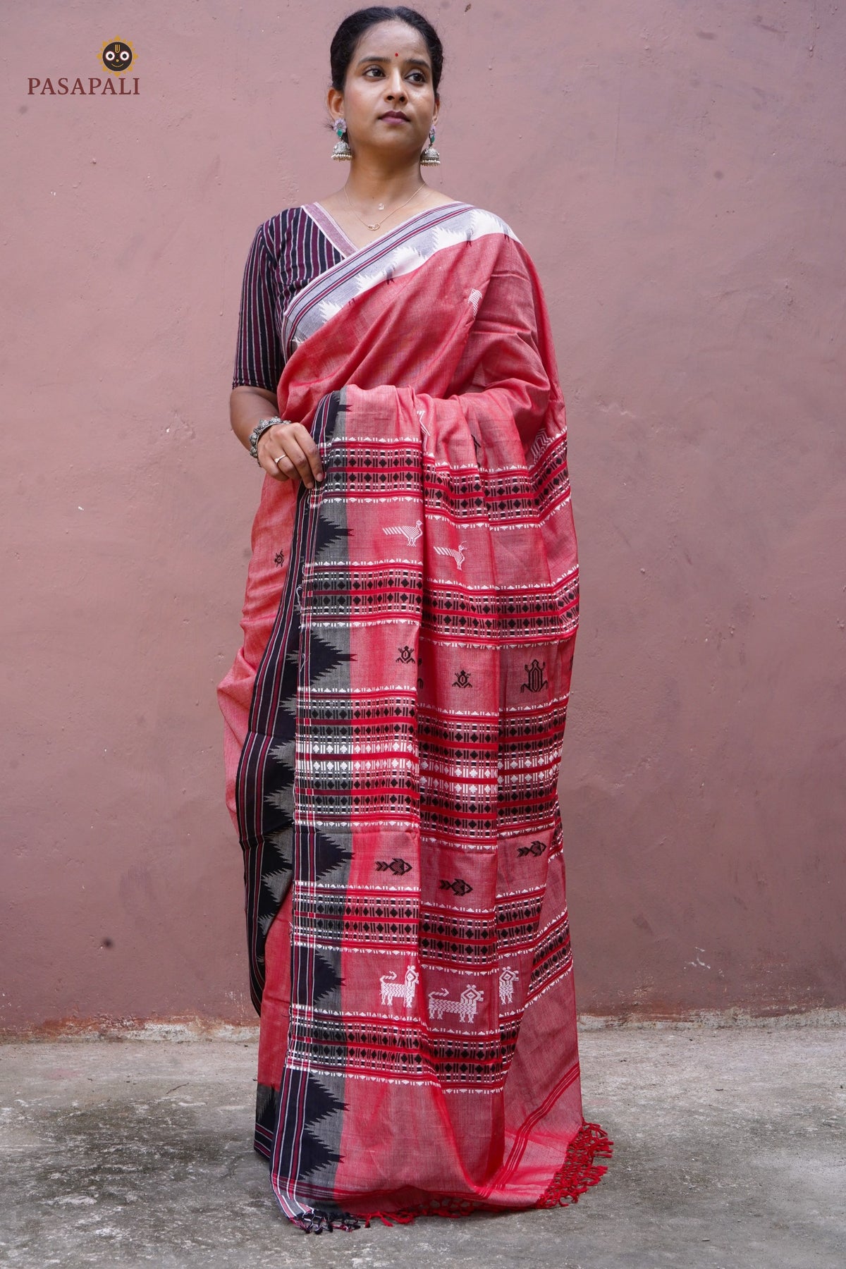 Dharani Kotpad saree border close-up — raised Kumbha temple motif, multi-shuttle interlocking, black contrast