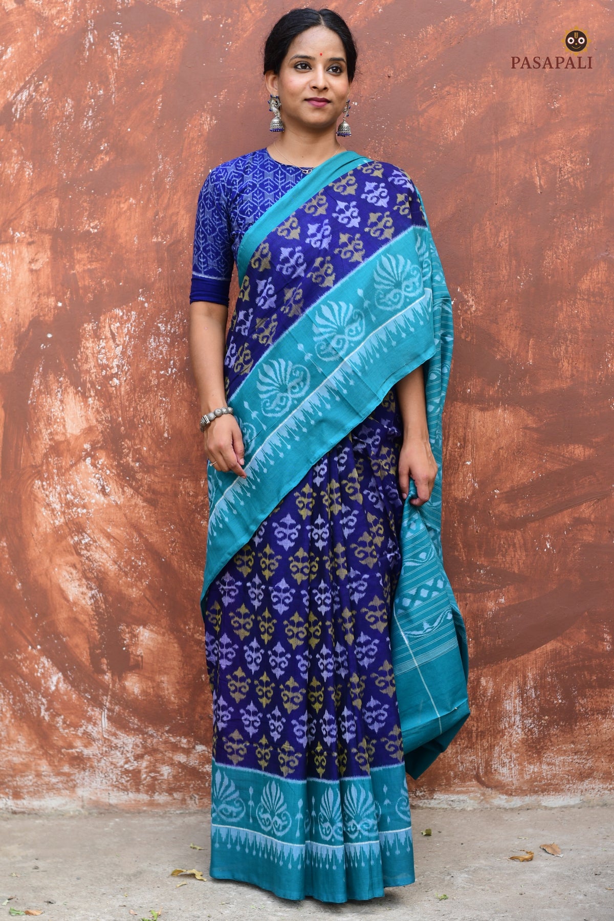 Front drape of Draupadi — Sambalpuri handloom cotton saree in blue and teal, Bhulia weave, Pasapali