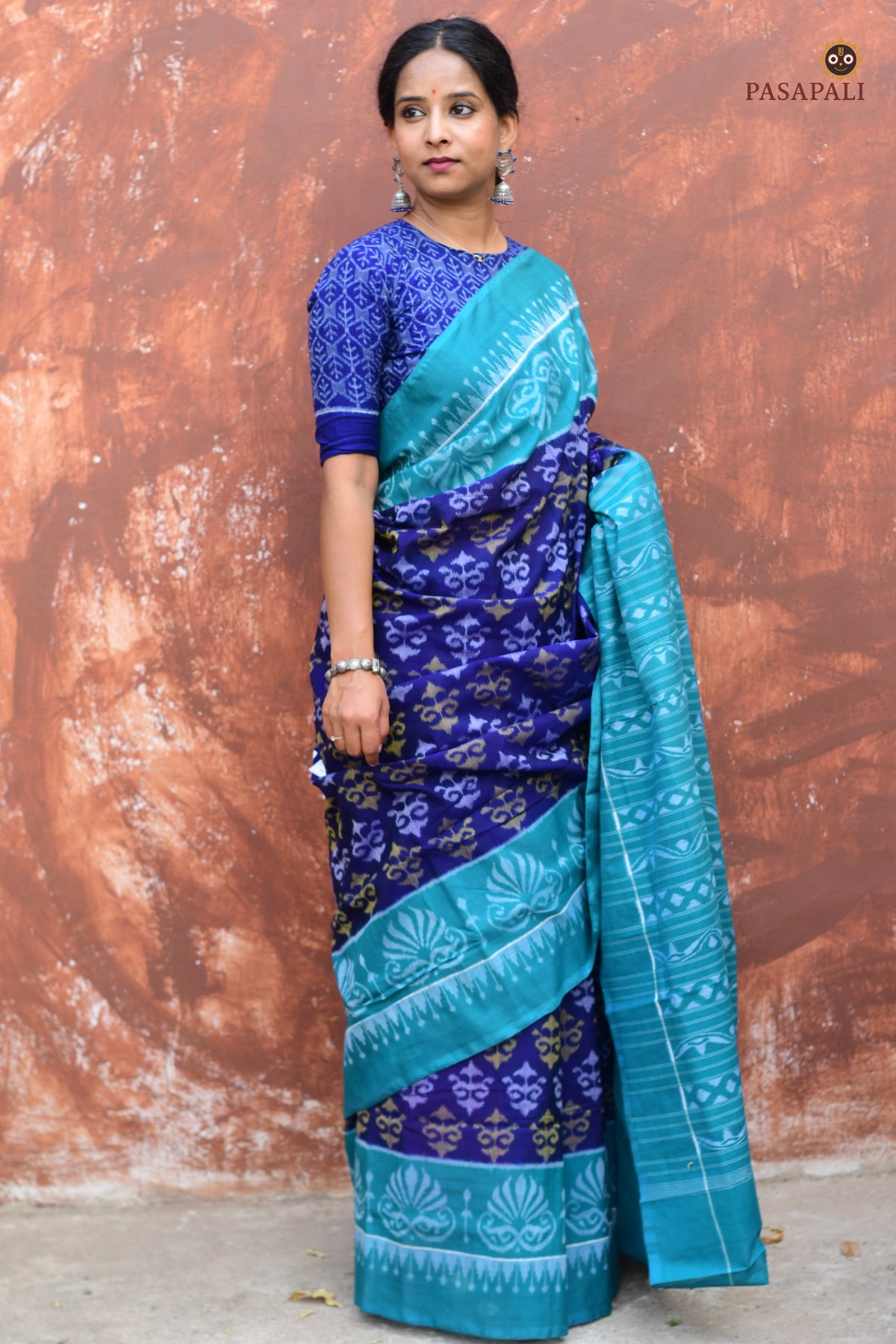 Draupadi pallu close-up — minimal ikat stripe pattern, blue and teal, Sambalpuri Bandha, Pasapali