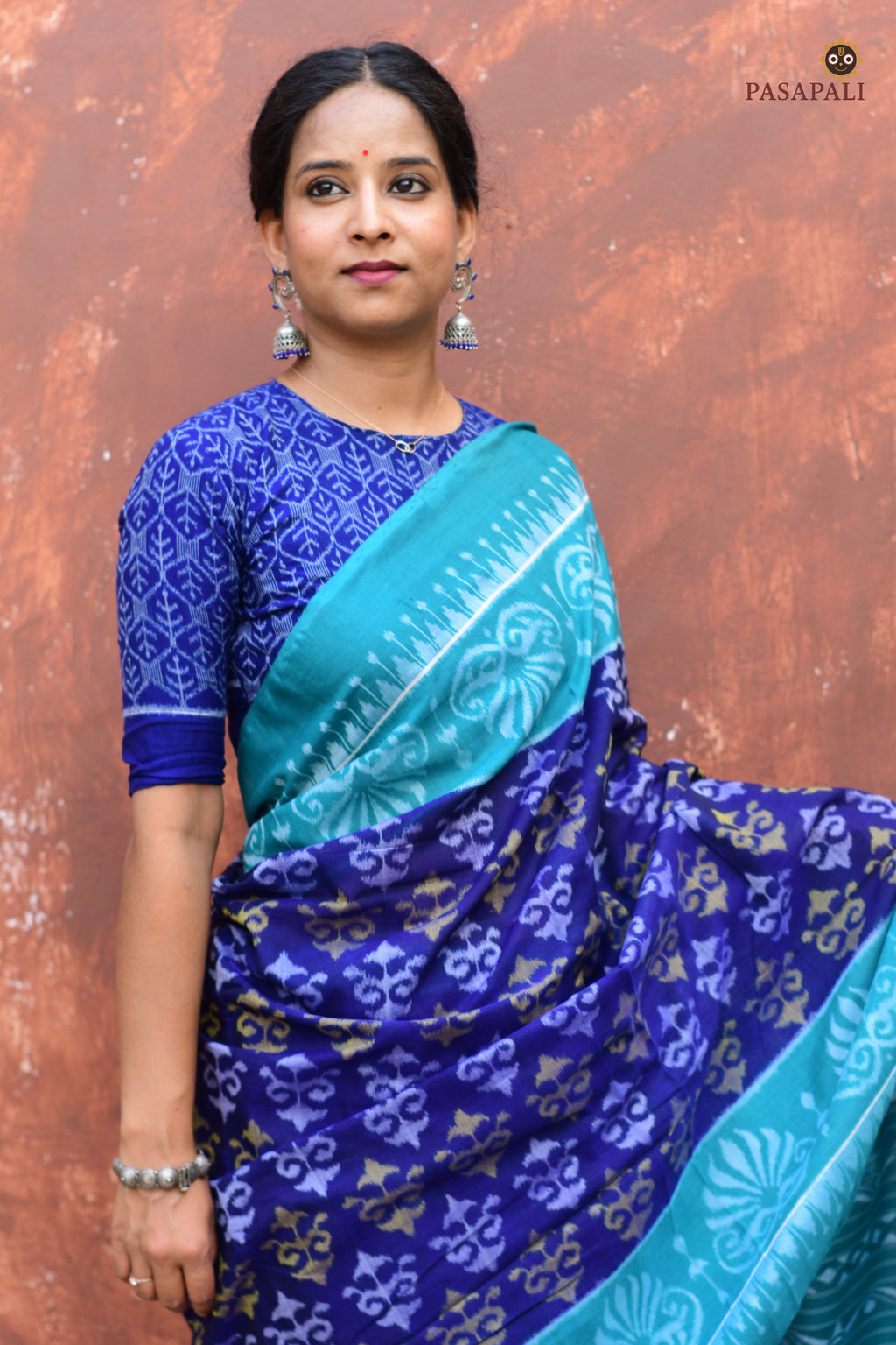 Mercerized cotton texture detail of Draupadi Sambalpuri Bandha saree in blue, Pasapali handloom