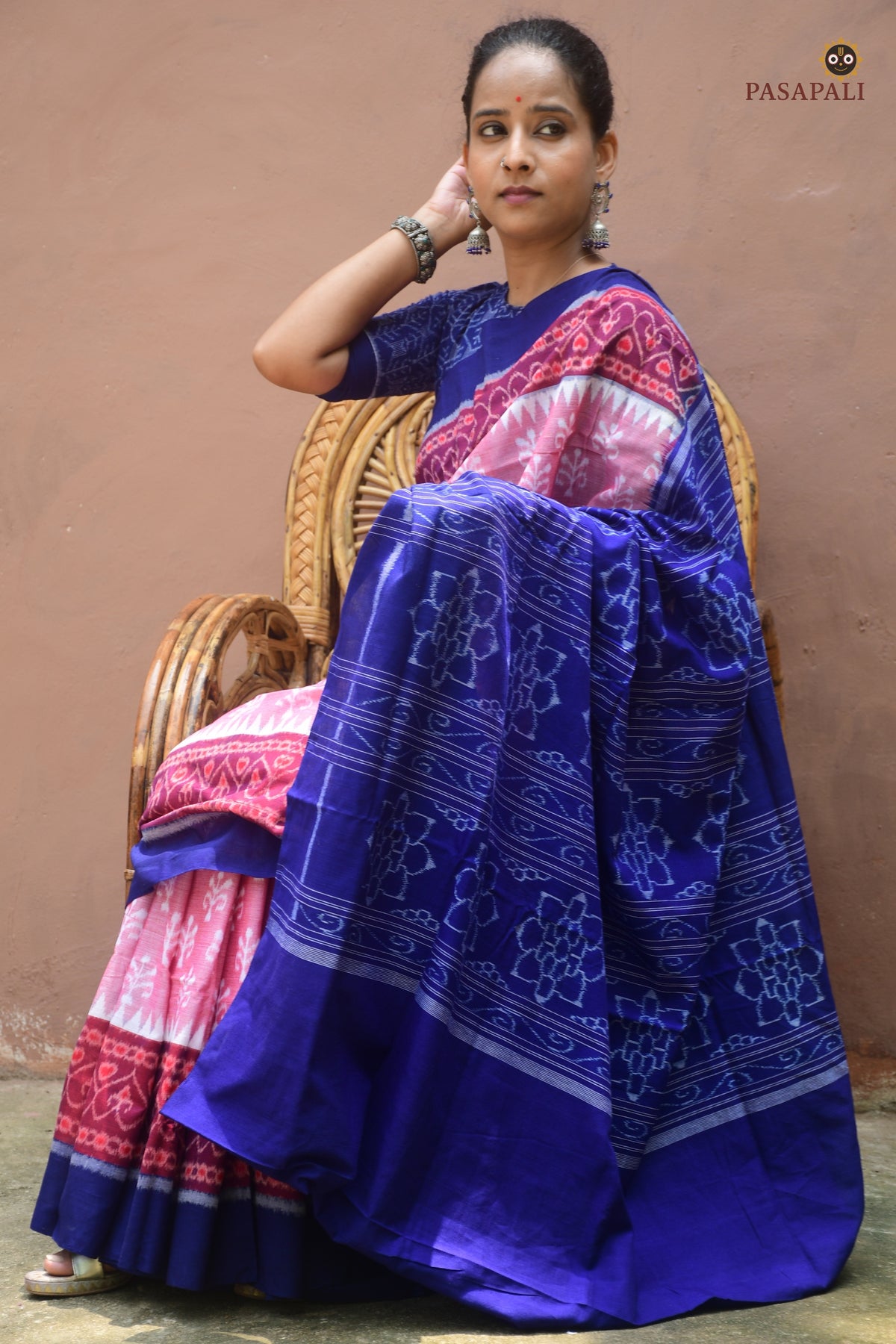 Hemavati Sambalpuri Bandha saree — close-up of paan patri border pattern in blue and maroon, Pasapali handloom