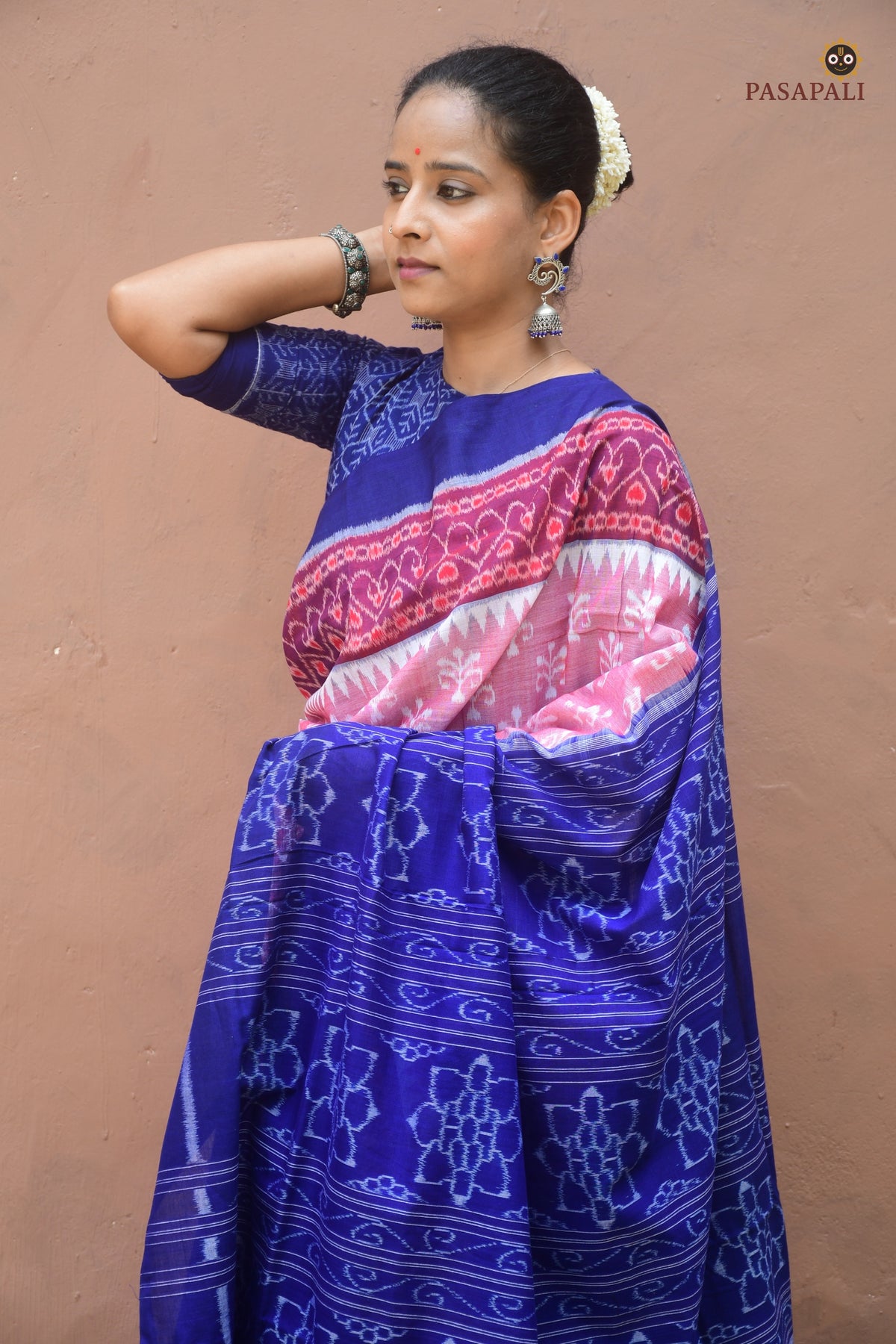 Hemavati Pink Sambalpuri Bandha saree — body weave detail showing small flower butas in double ikat cotton